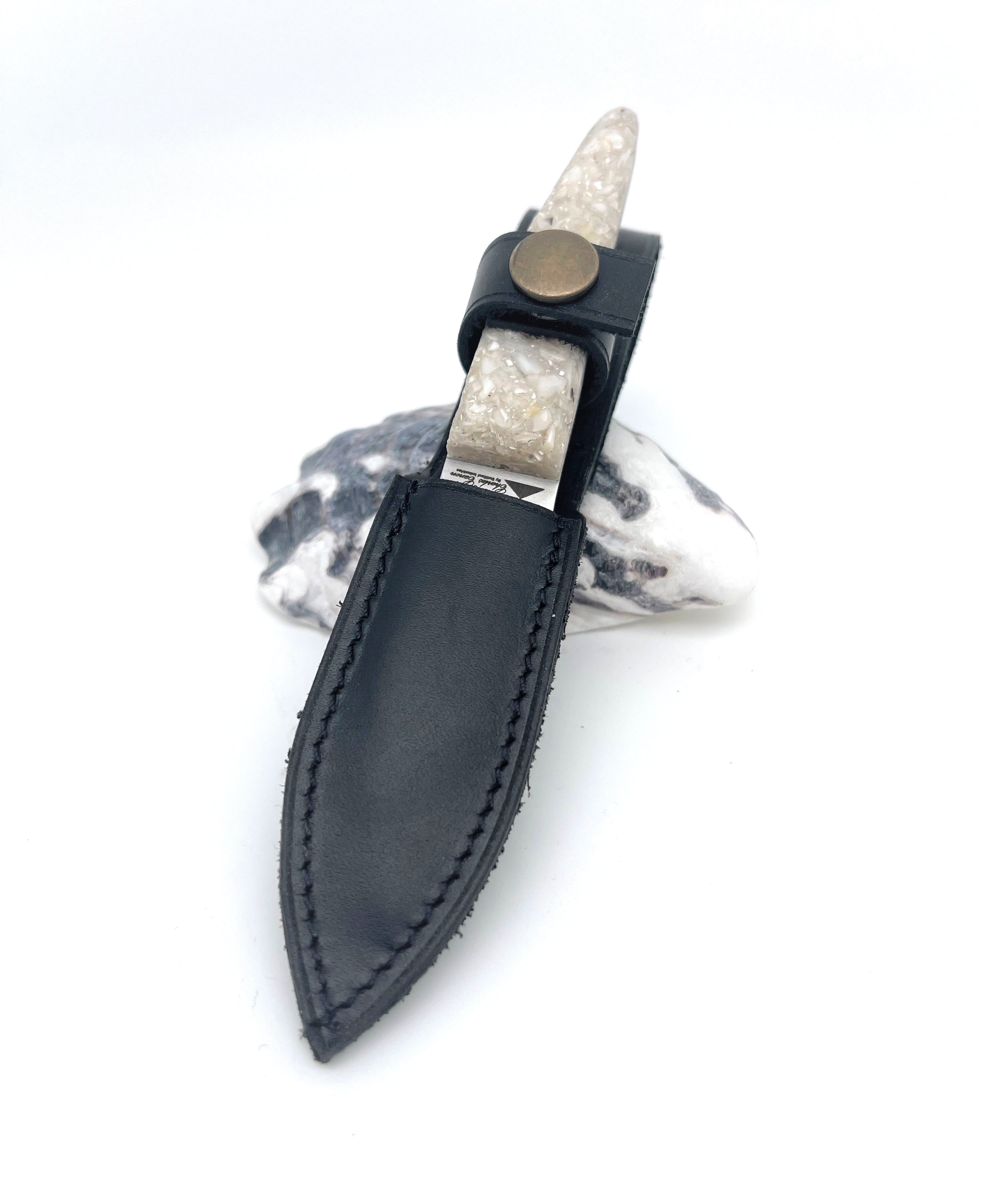 Kleines Austernmesser mit einem Griff aus recycelten Austernschalen