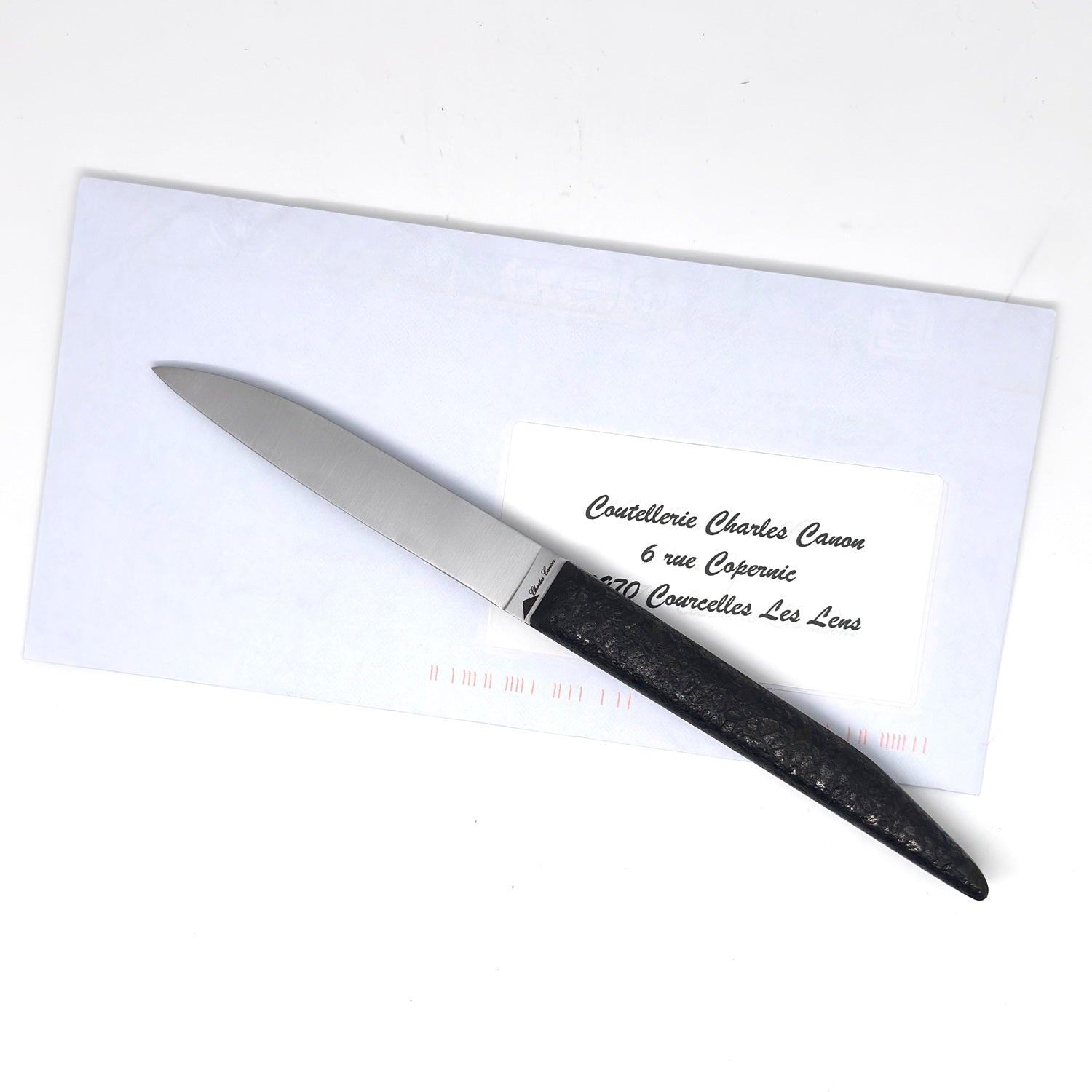 Coupe papier avec son manche en charbon brut