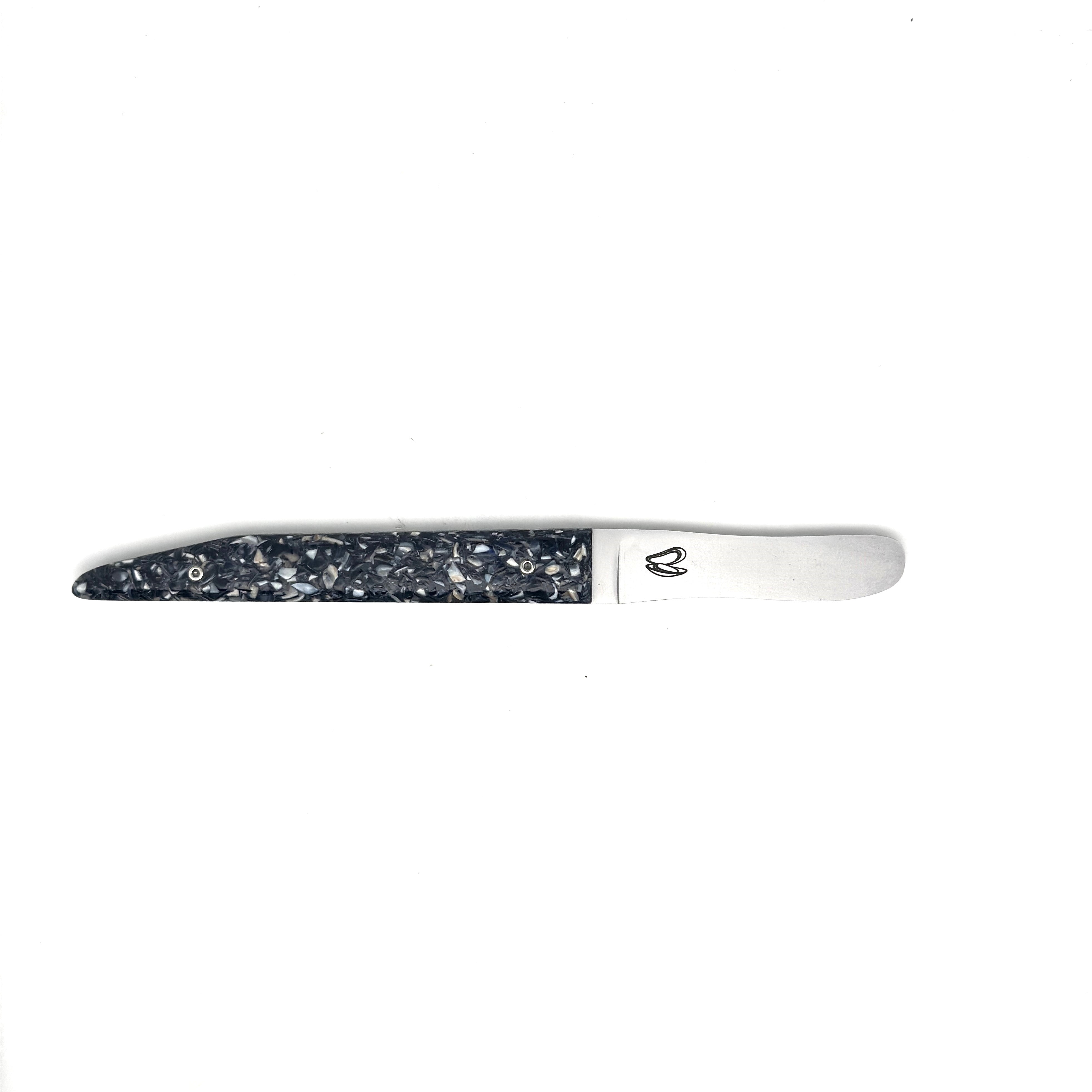 Butter knife with mussel shell handle