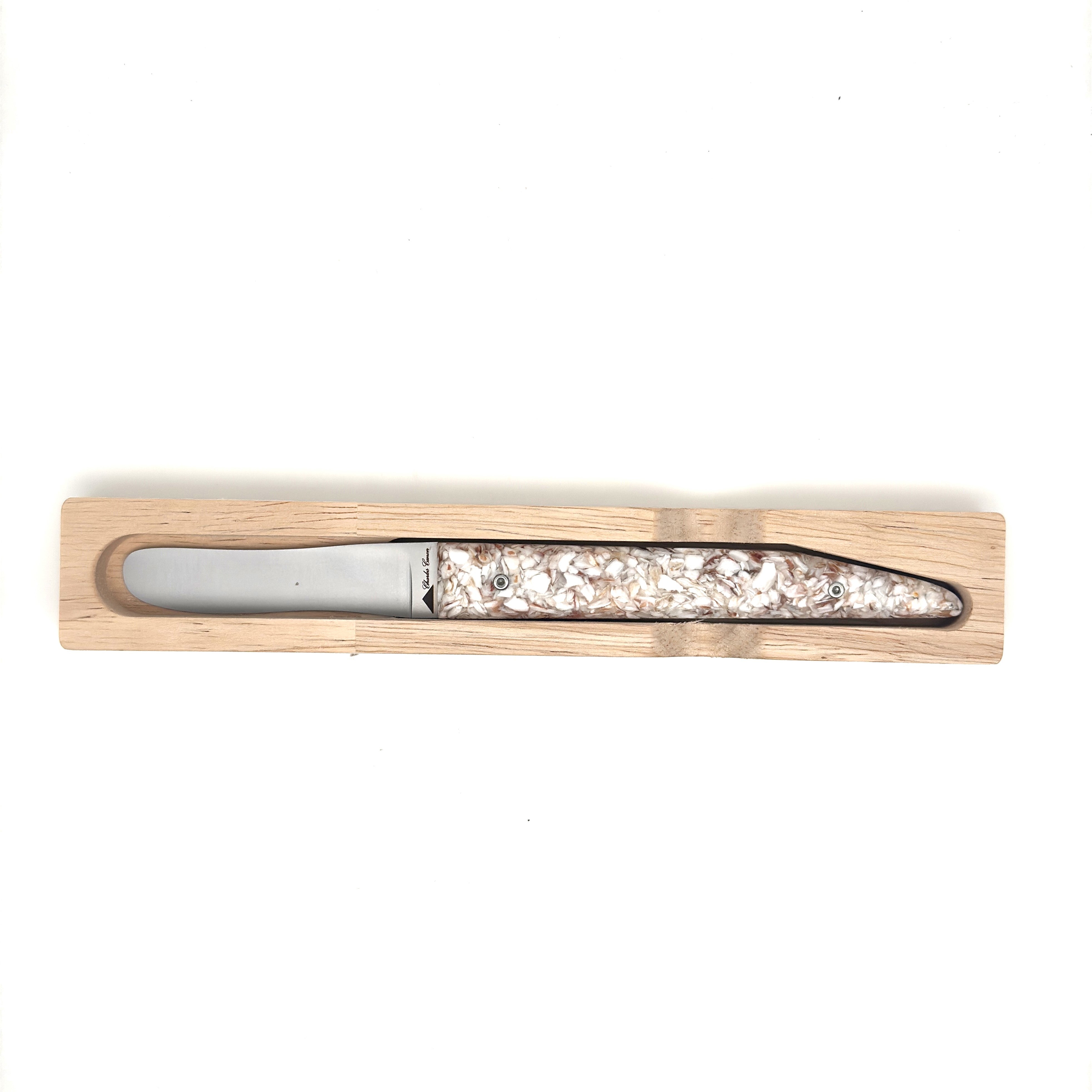 Butter knife with scallop shell handle