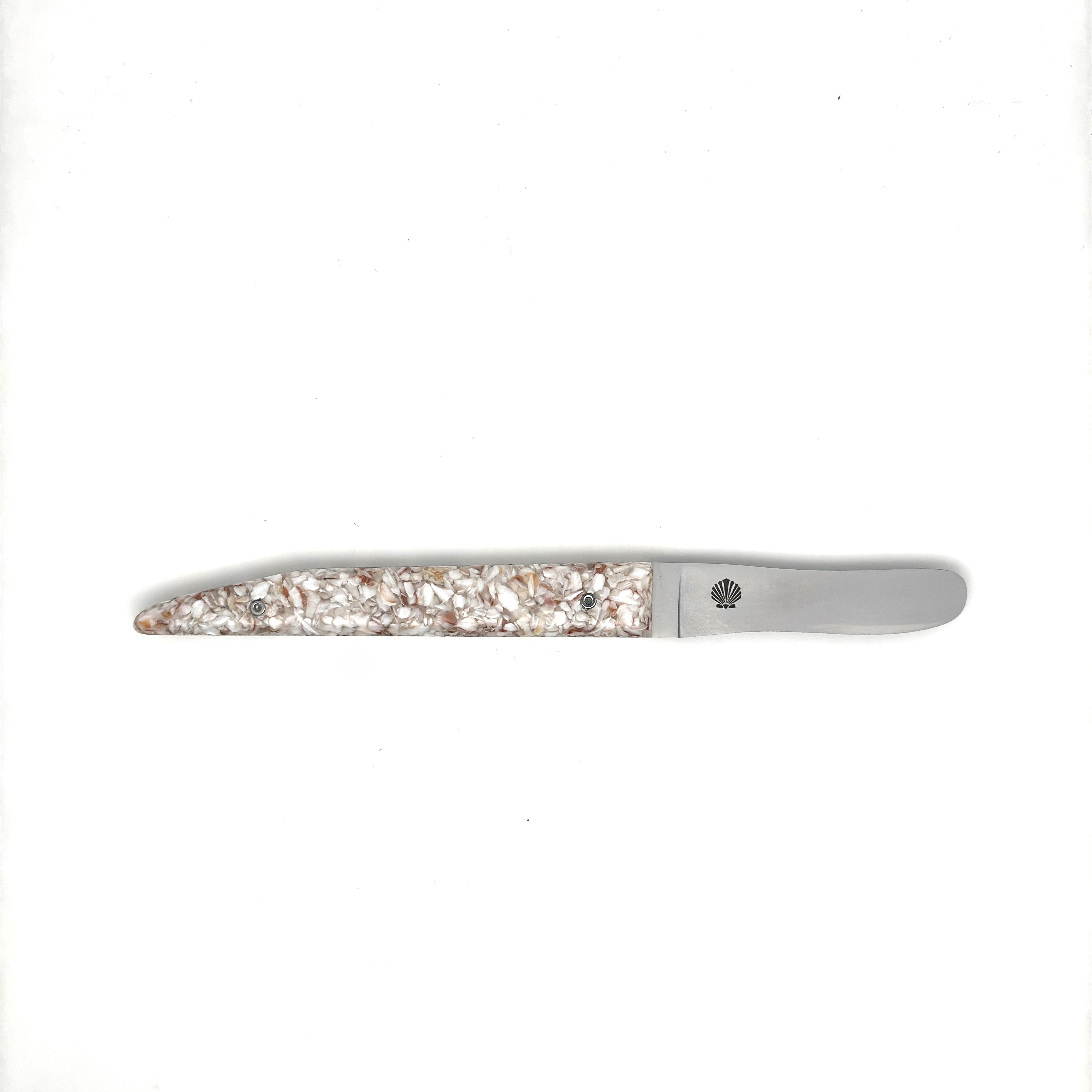 Butter knife with scallop shell handle