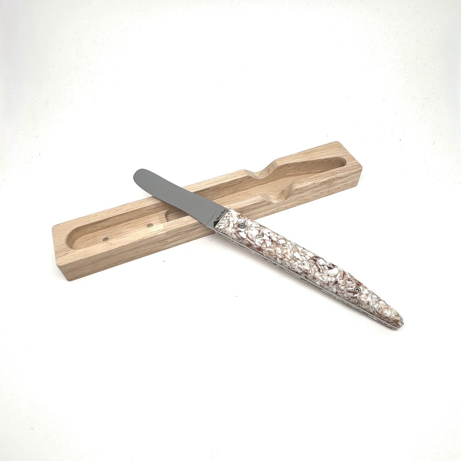 Butter knife with scallop shell handle