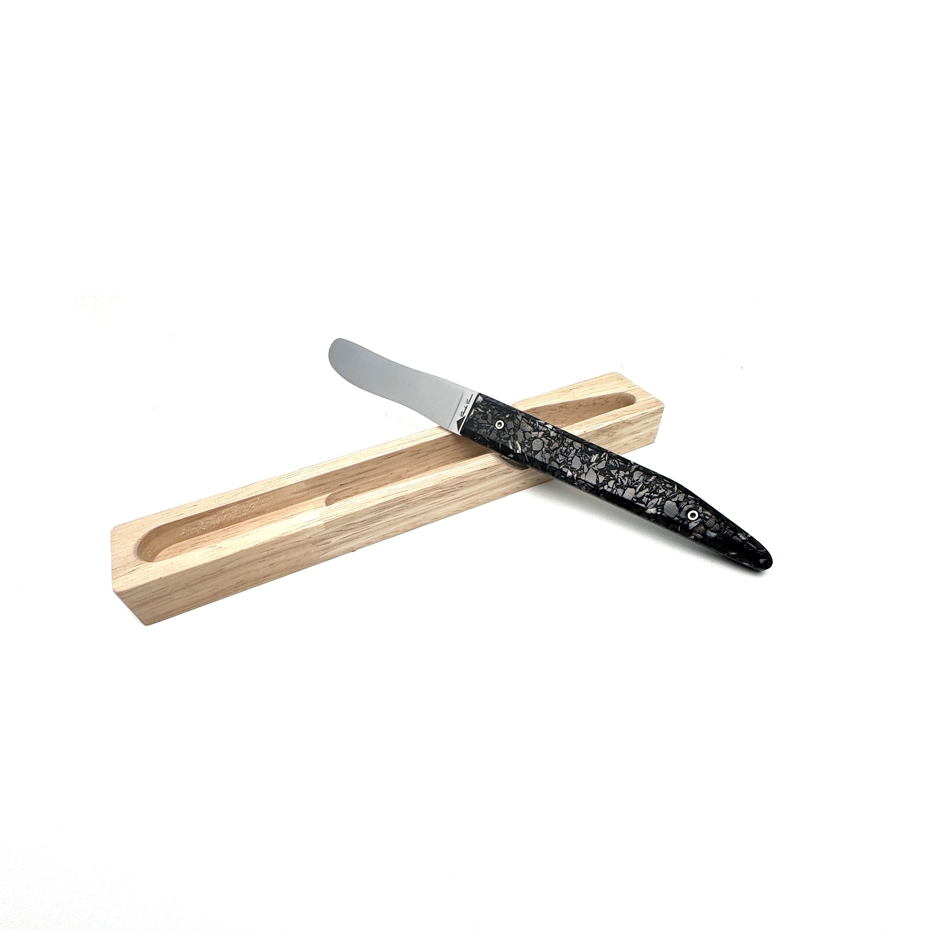Couteau à beurre avec son manche en mélange de charbon et de coquilles d’huîtres.