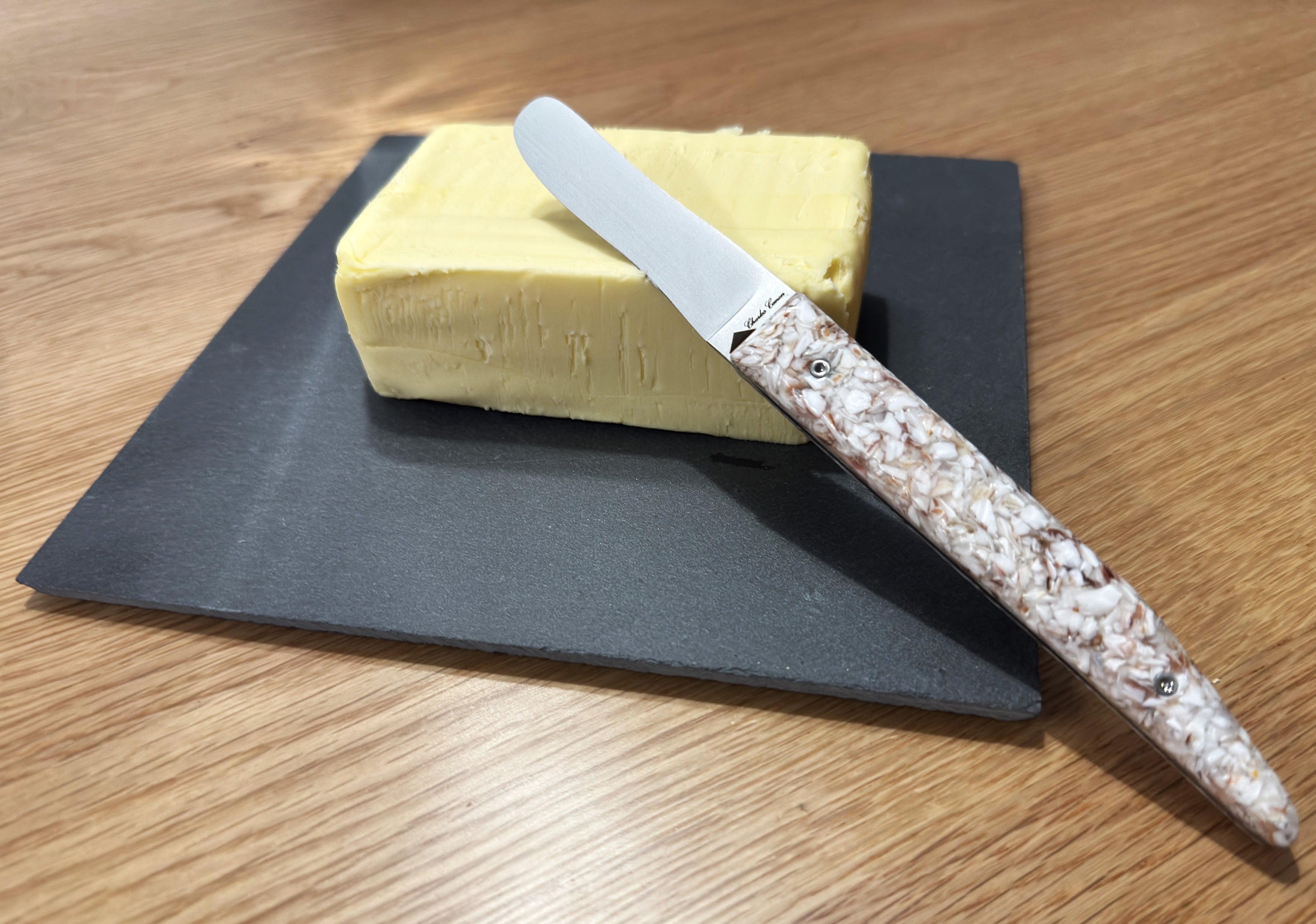 Butter knife with scallop shell handle