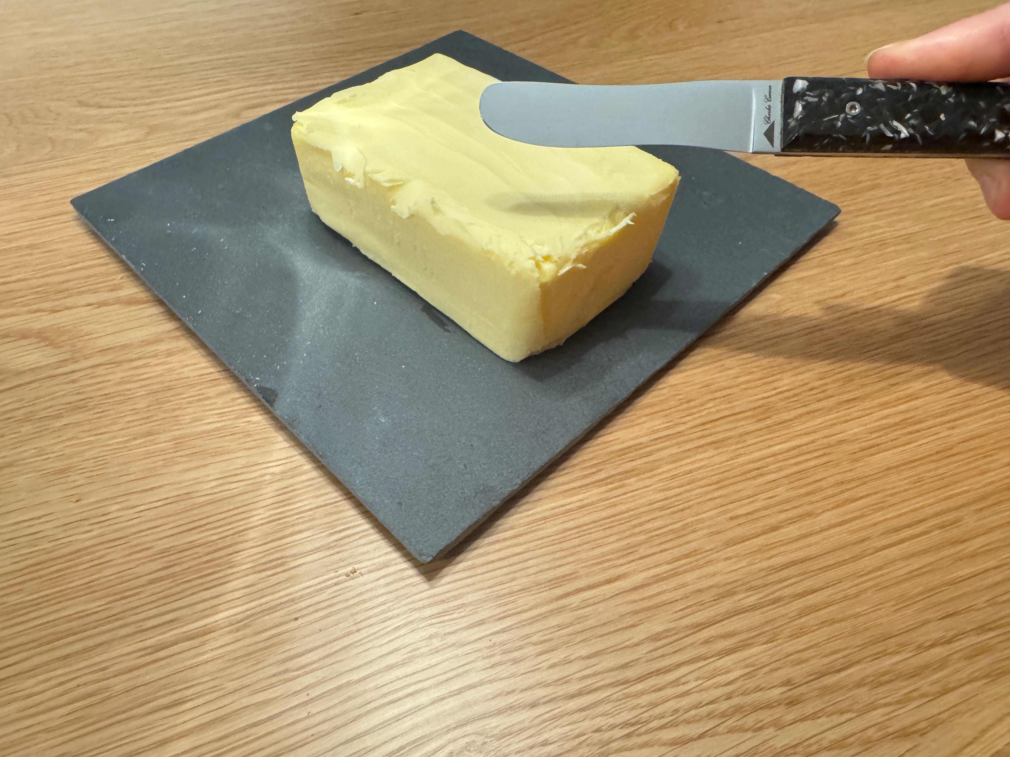 Couteau à beurre avec son manche en mélange de charbon et de coquilles d’huîtres.