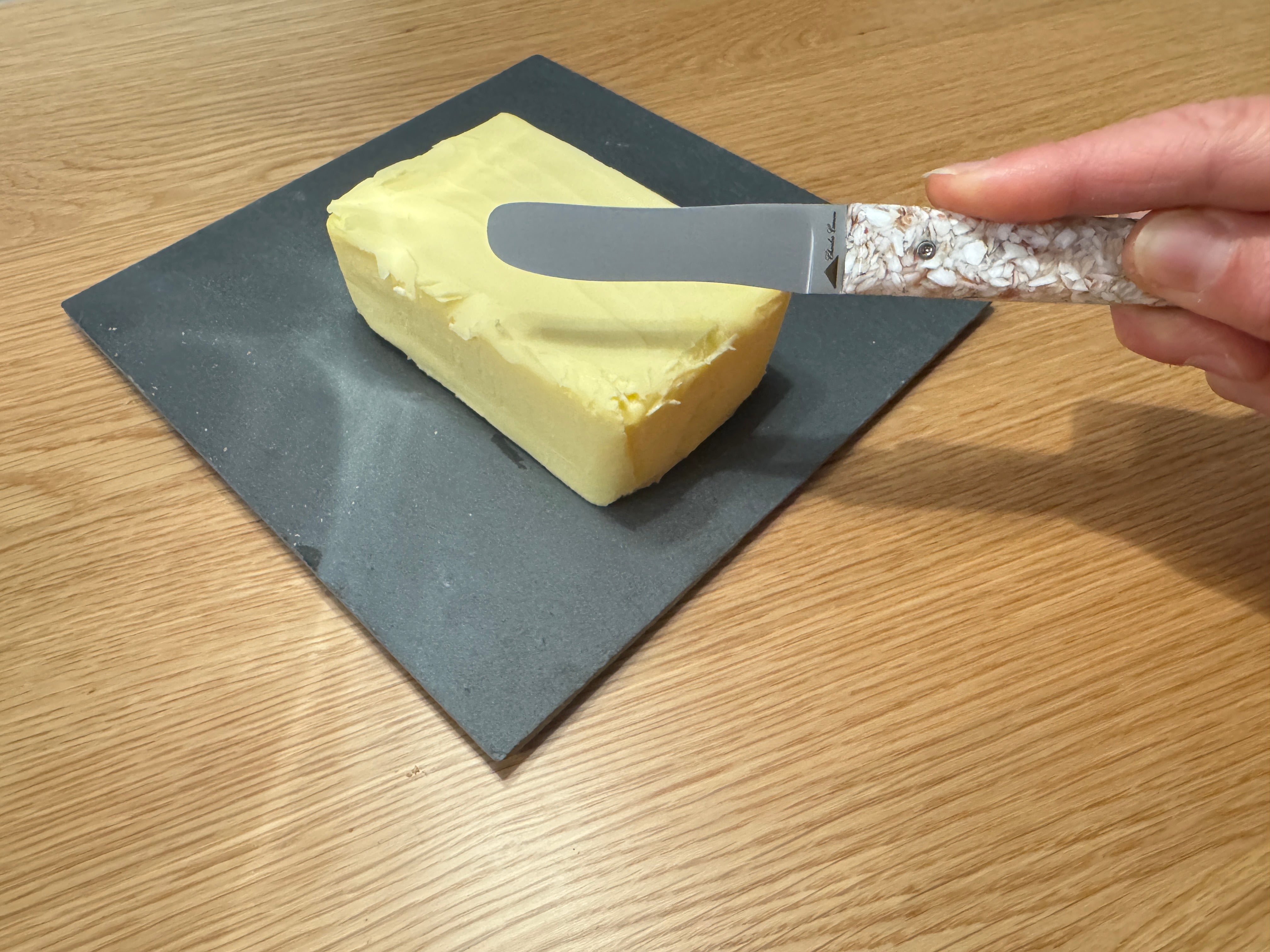Butter knife with scallop shell handle