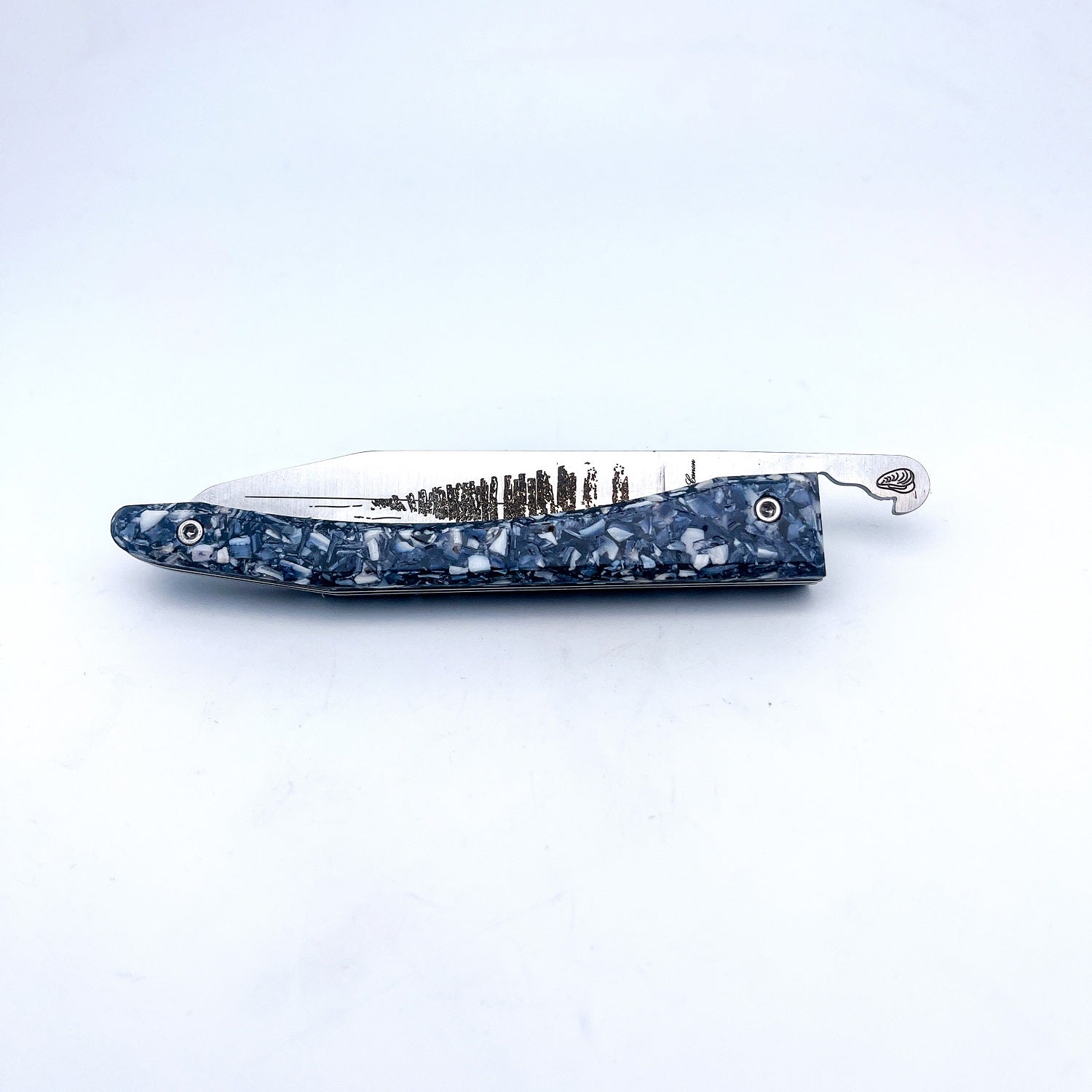 Piedmontese knife with mussel shell handle
