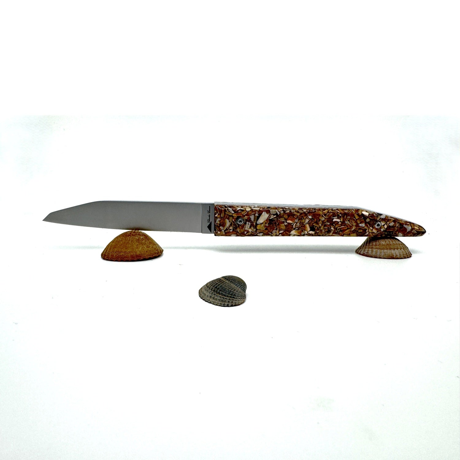 Knife handle made from recycled mussel shells