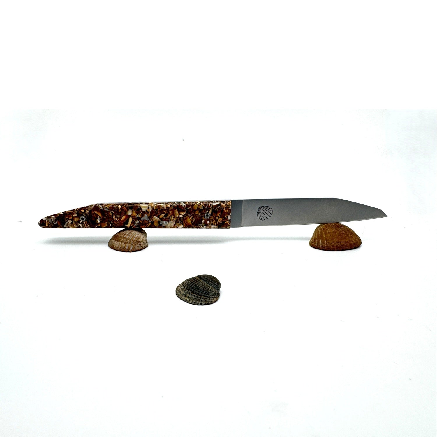 Knife handle made from recycled mussel shells