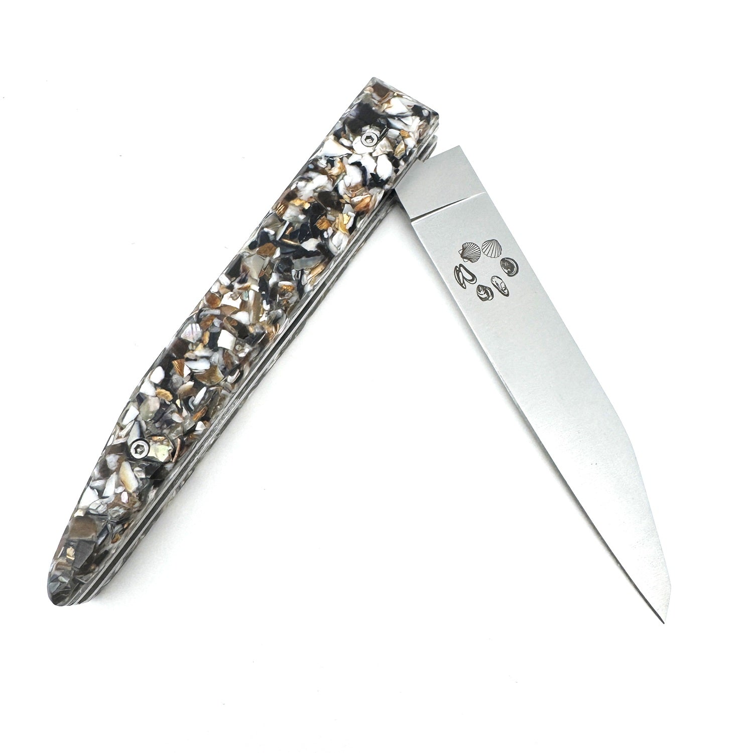 Knife handle made from recycled mussel shells