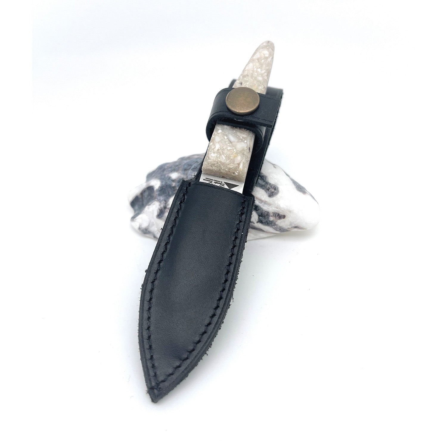 Couteau pour enfant avec un manche en coquilles d'huitres recyclées