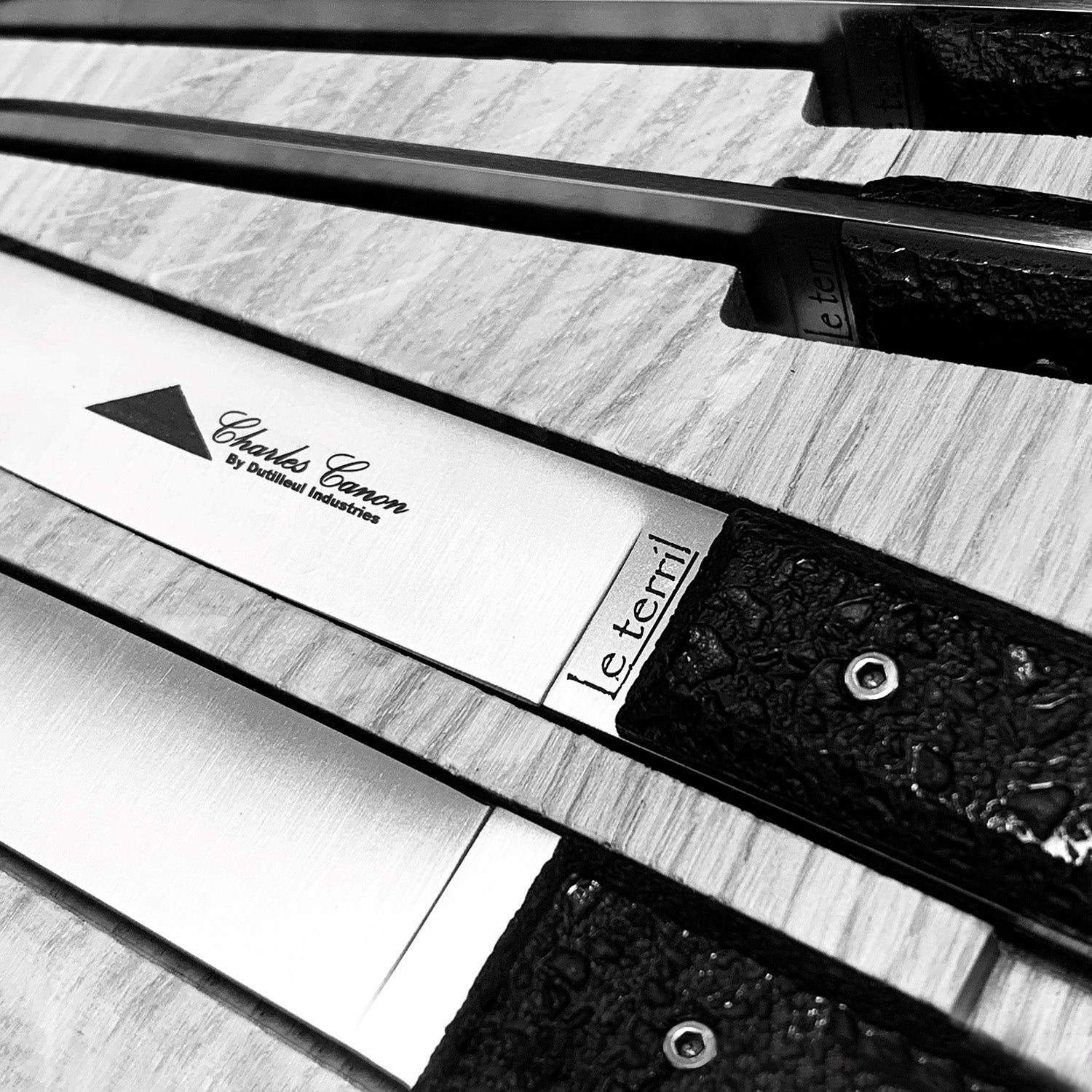 6 couteaux de table en charbon brut