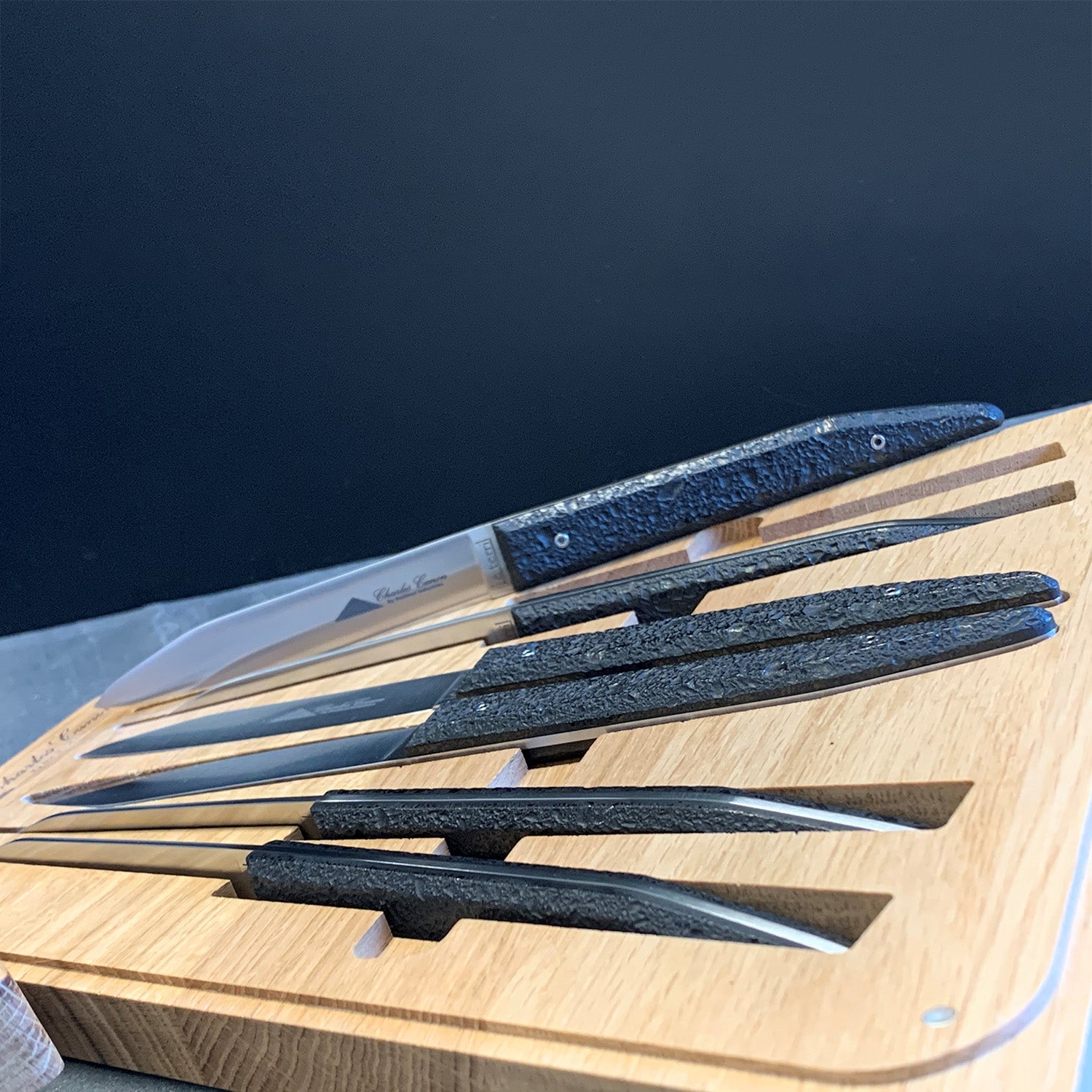6 couteaux de table en charbon brut