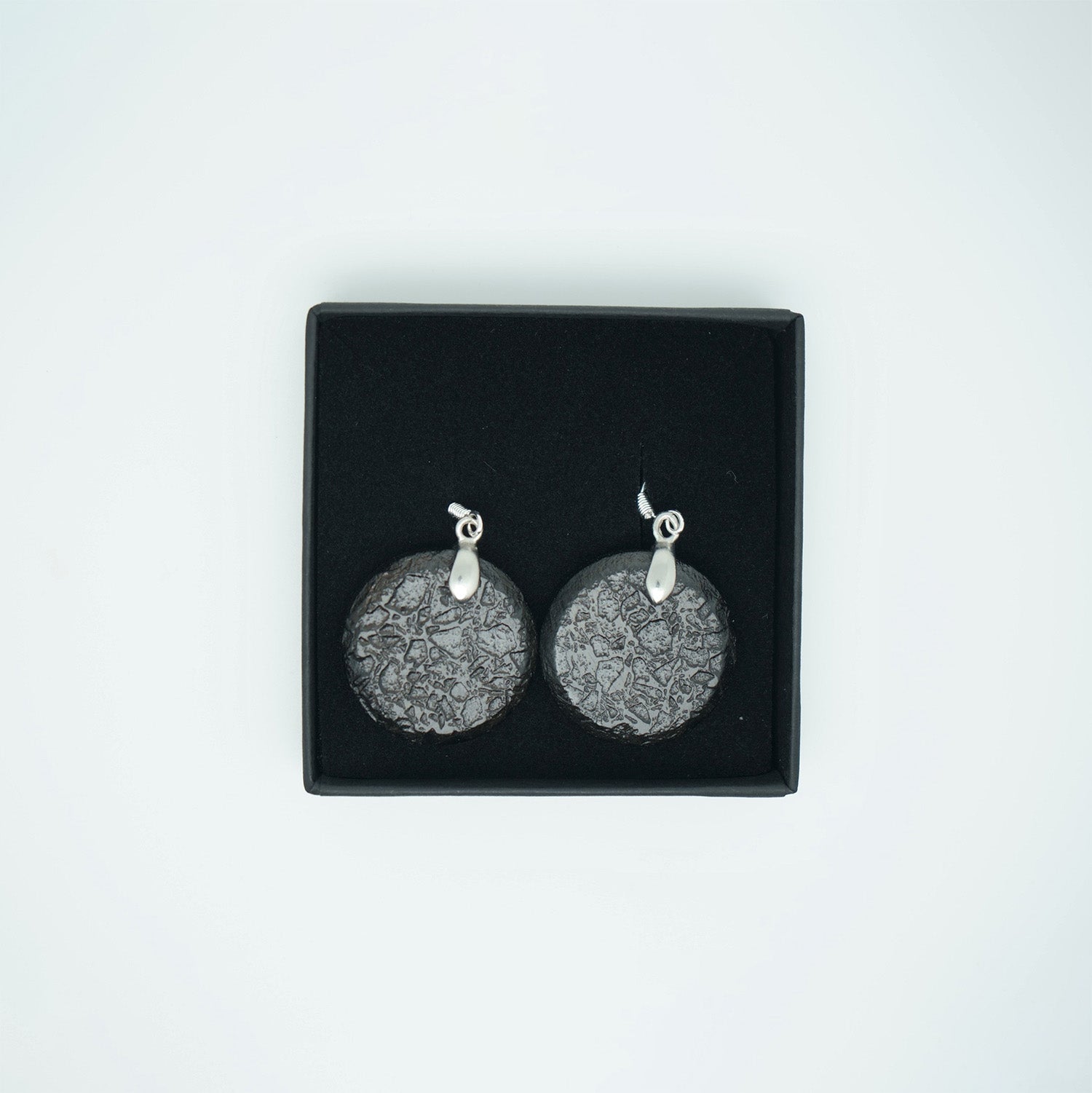 Boucles d'oreilles ronde en charbon brut métal argenté
