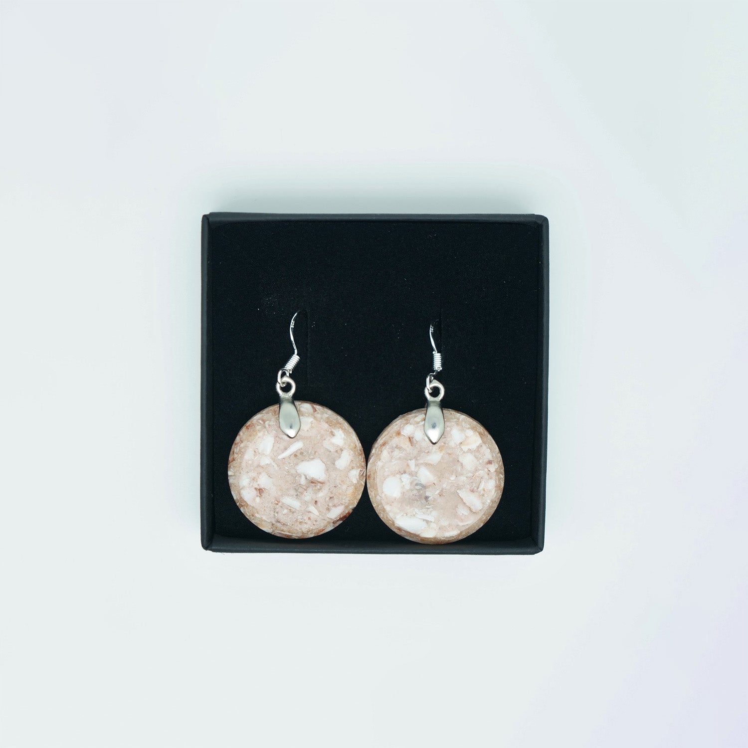 Boucles d'oreilles ronde en coquilles St Jacques recyclées