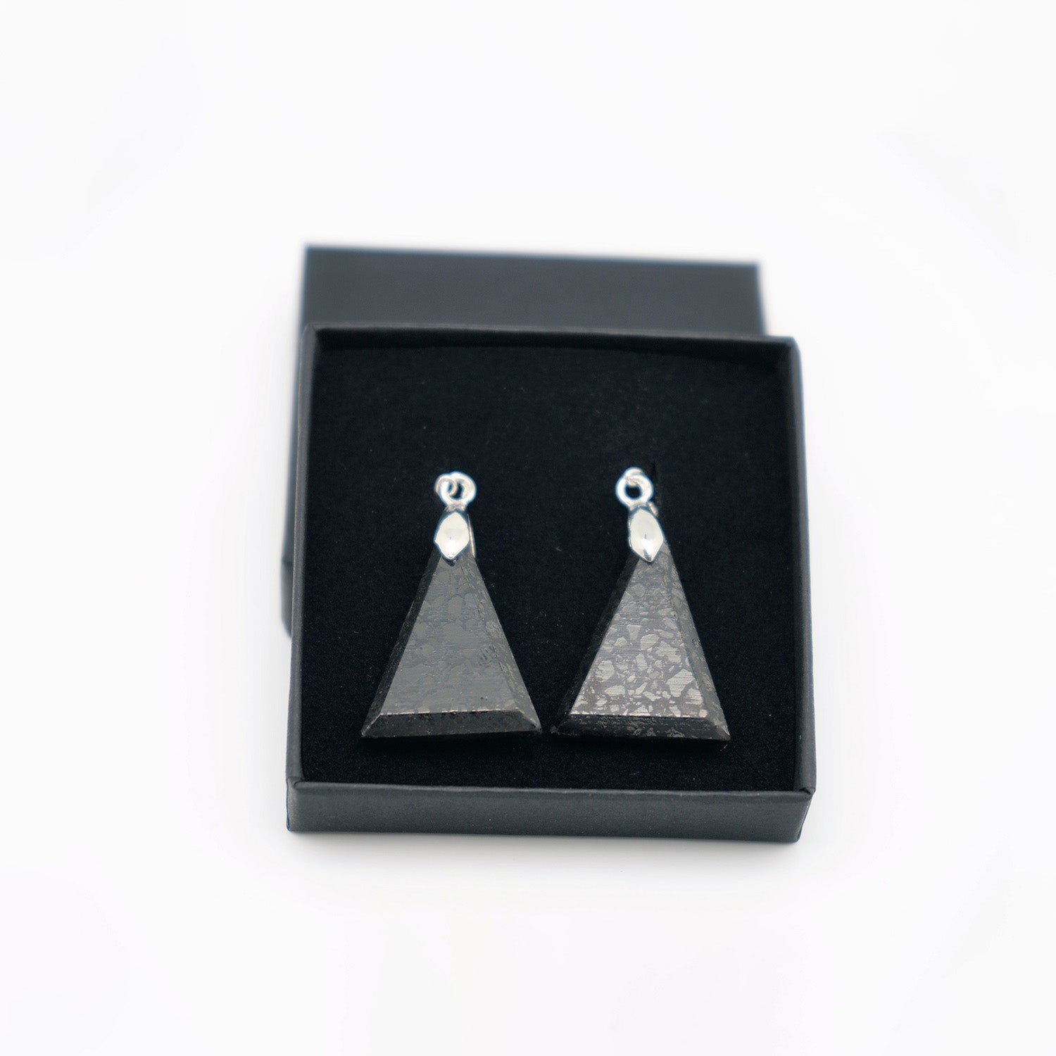 Boucles d'oreilles triangle en charbon poli (métal argenté)