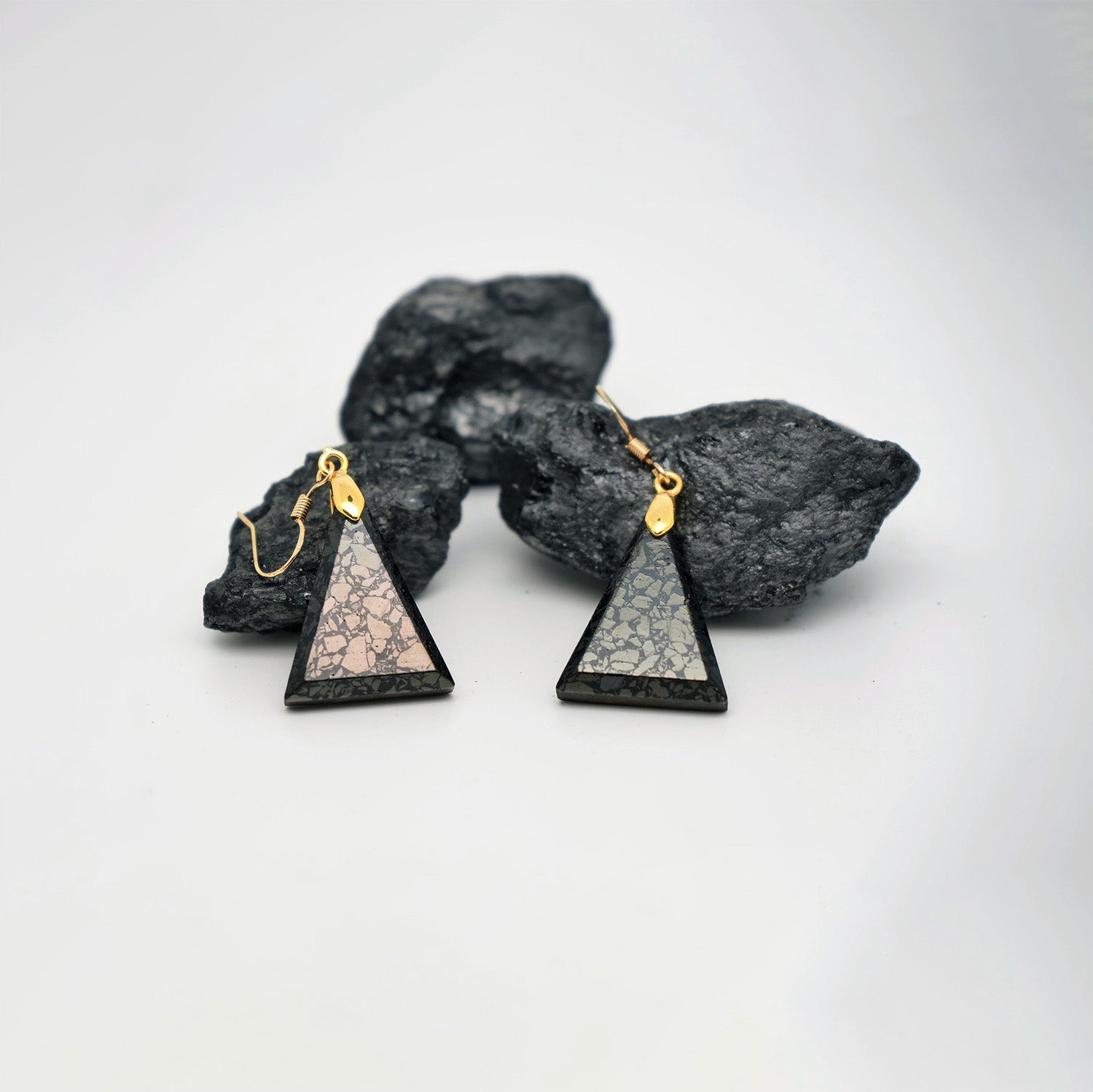 Boucles d'oreilles triangle en charbon poli (métal doré)