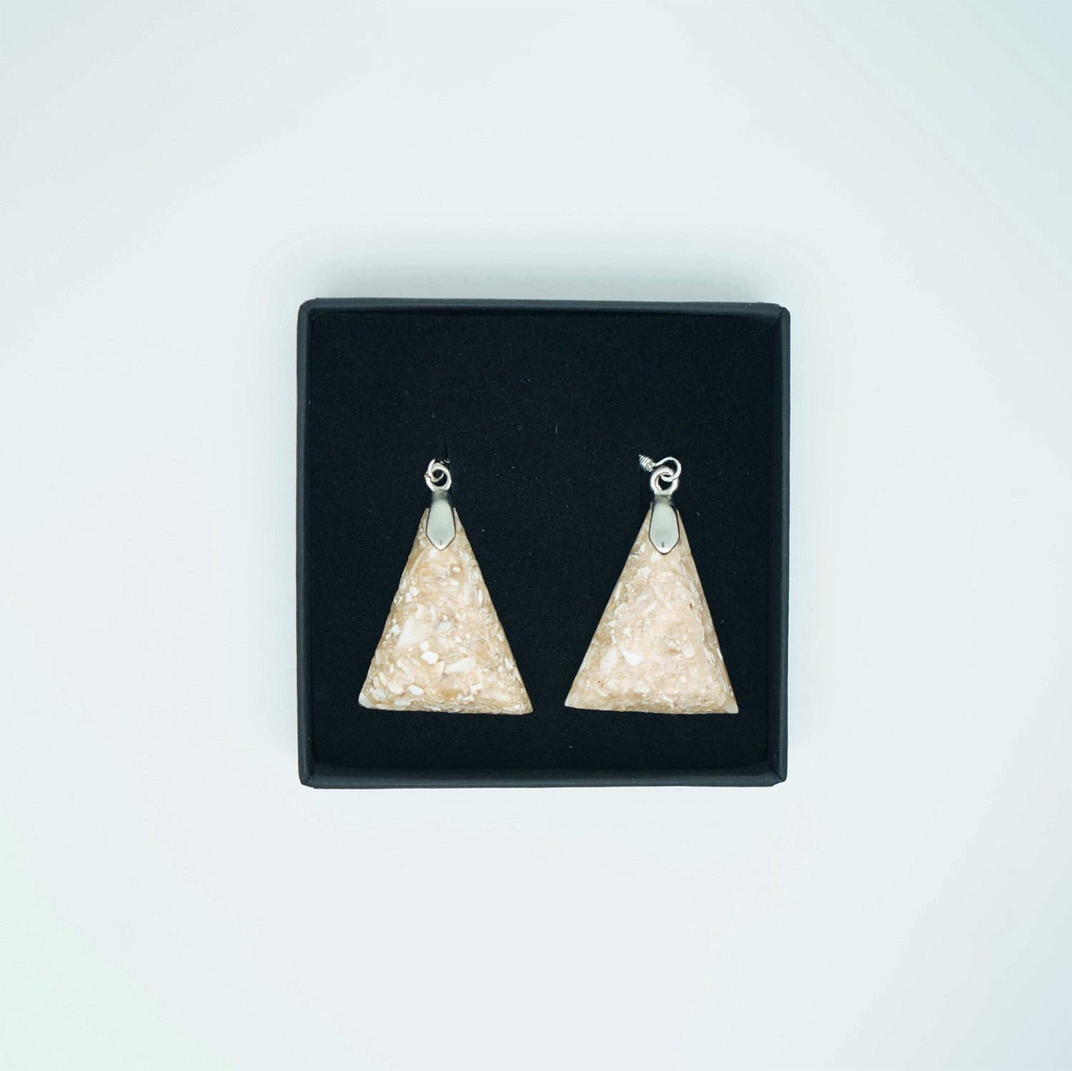 Boucles d'oreilles triangle en coquilles huitres recyclées