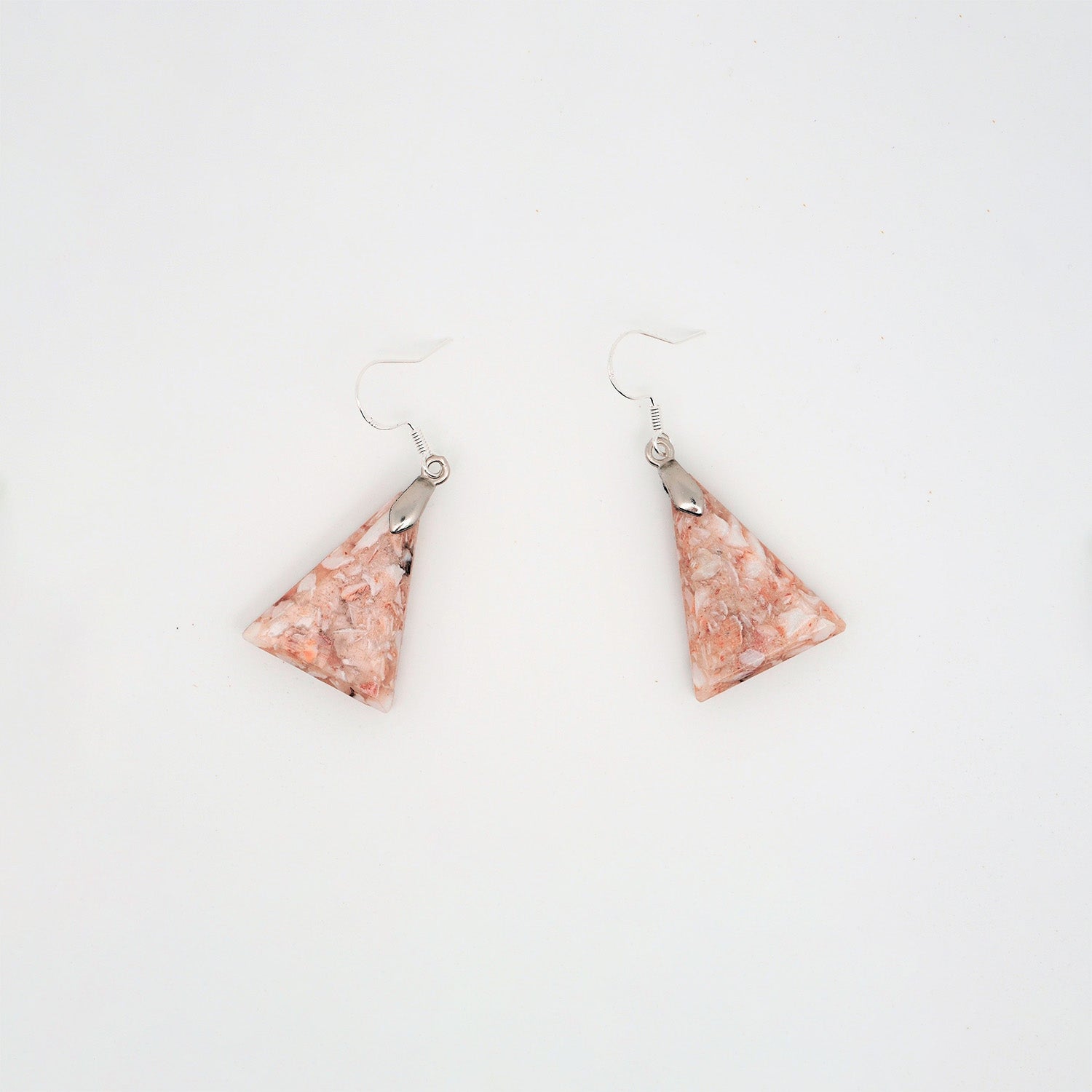 Boucles d'oreilles triangle en coquilles St Jacques recyclées