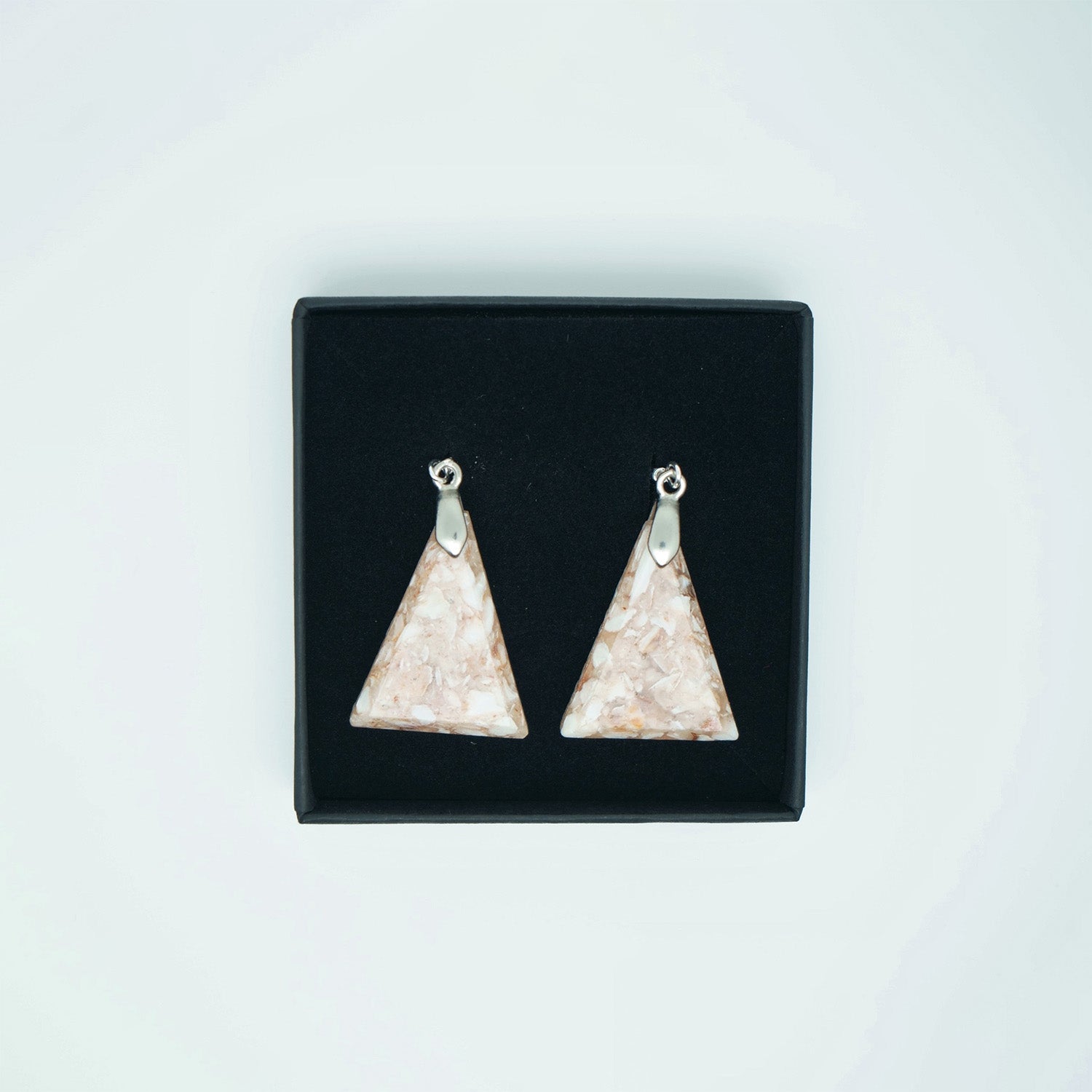 Boucles d'oreilles triangle en coquilles St Jacques recyclées