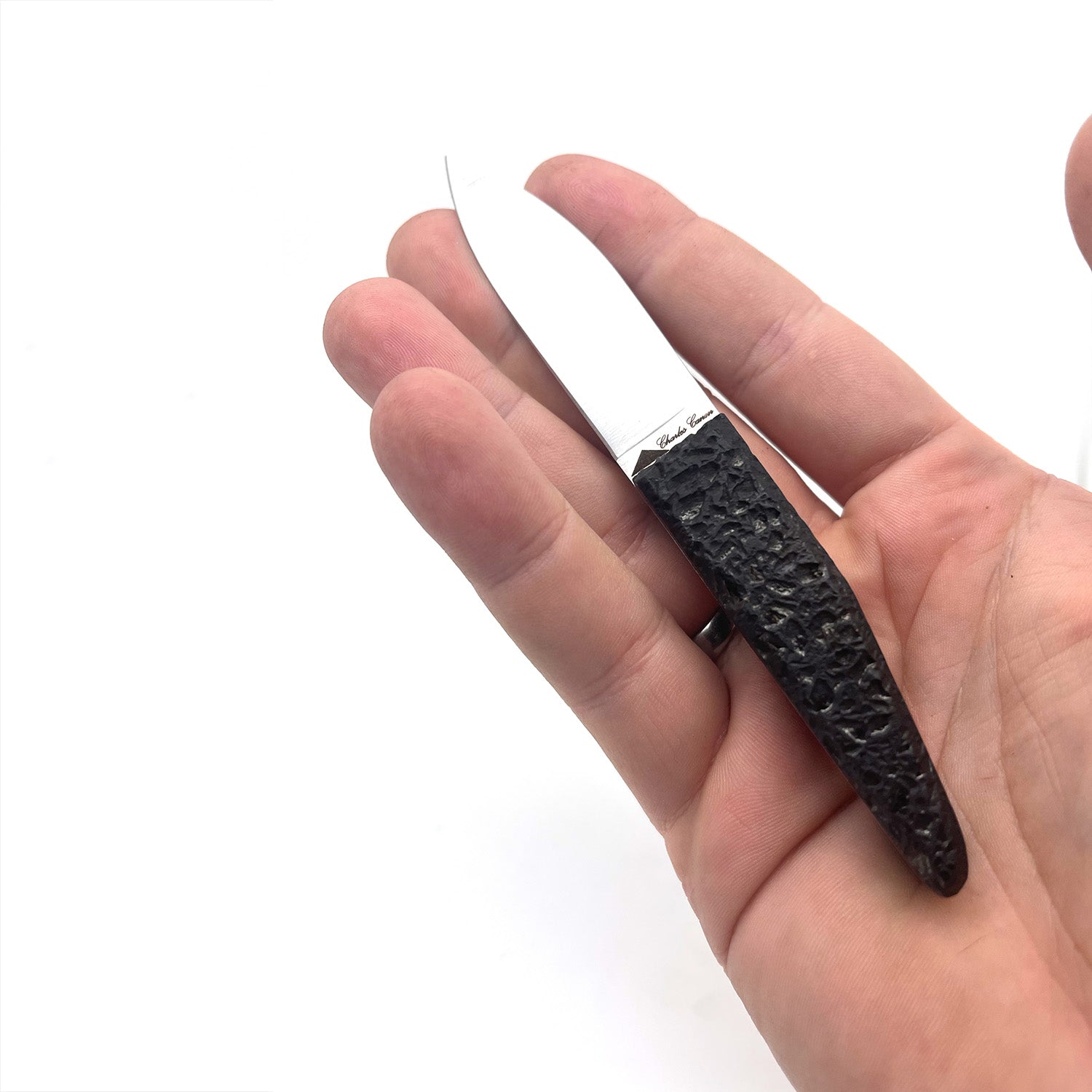 Petit couteau à huître avec un manche en charbon brut