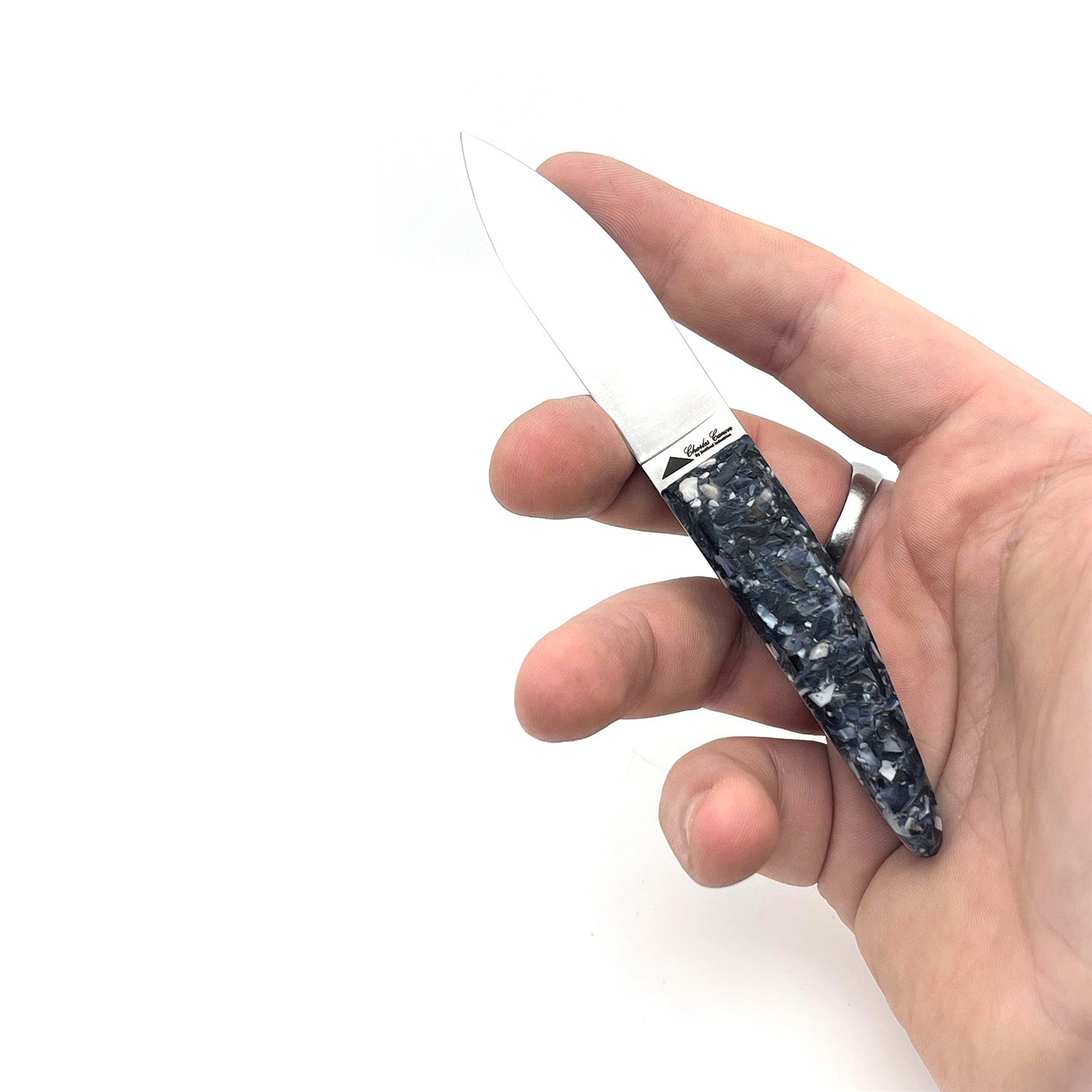 Petit couteau à huître avec un manche en coquilles de moules recyclées