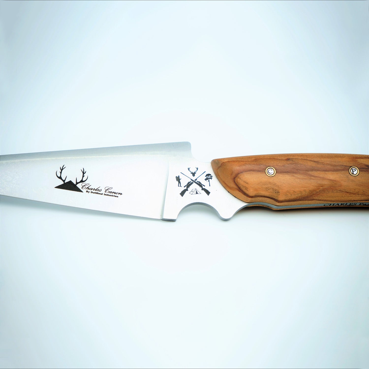 Couteau de chasse avec son manche en Olivier