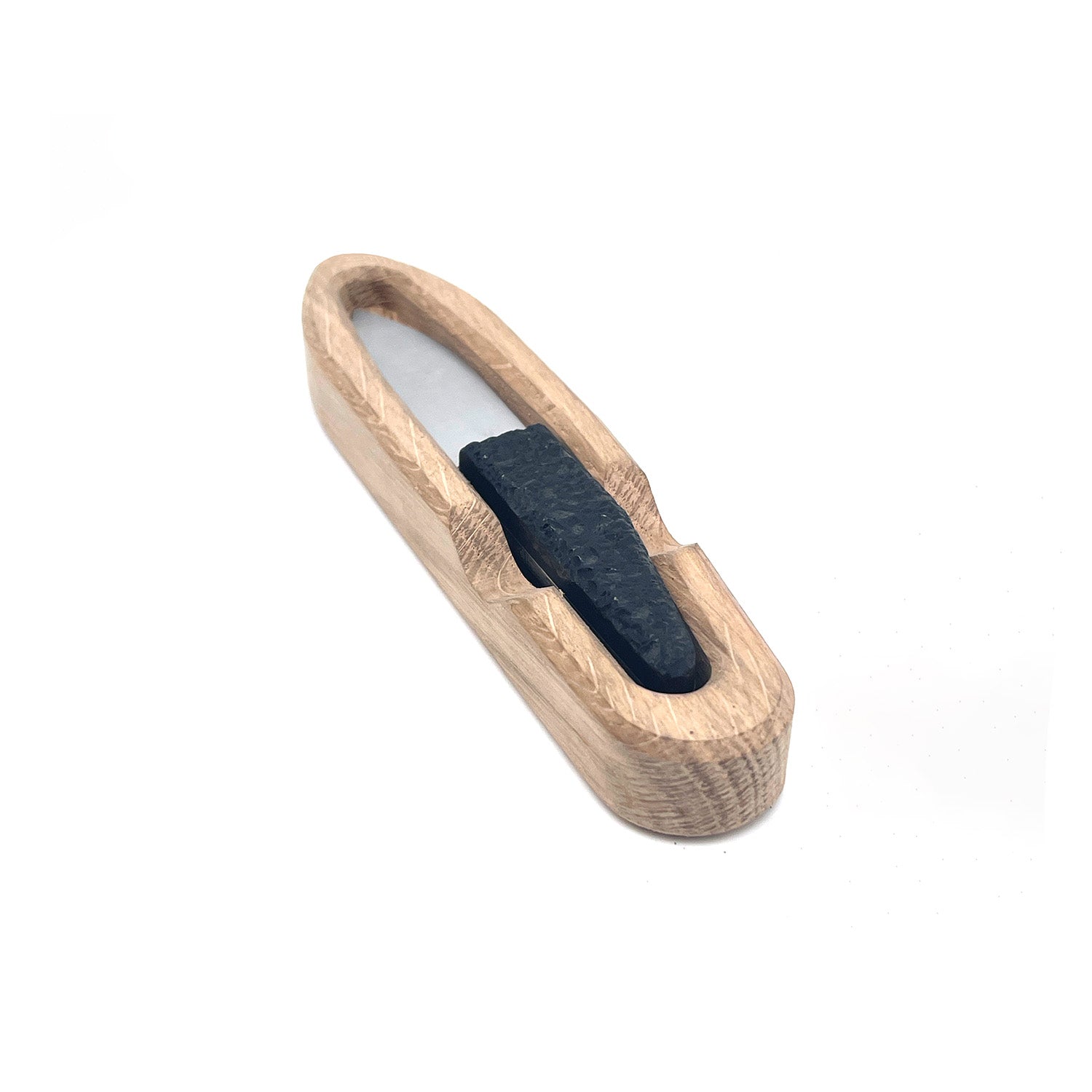 Petit cutter avec un manche en charbon brut