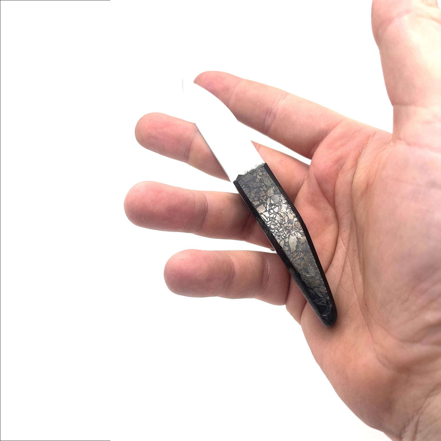 Kleiner Cutter mit poliertem Kohlegriff