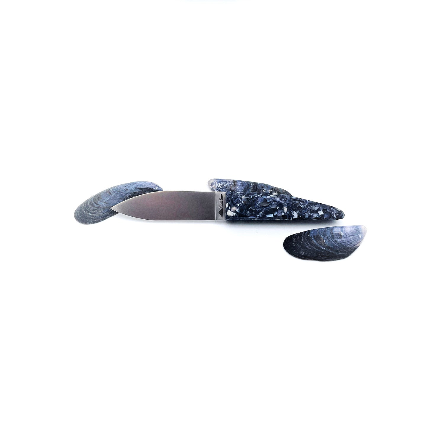 Small cutter with a handle made from recycled mussel shells