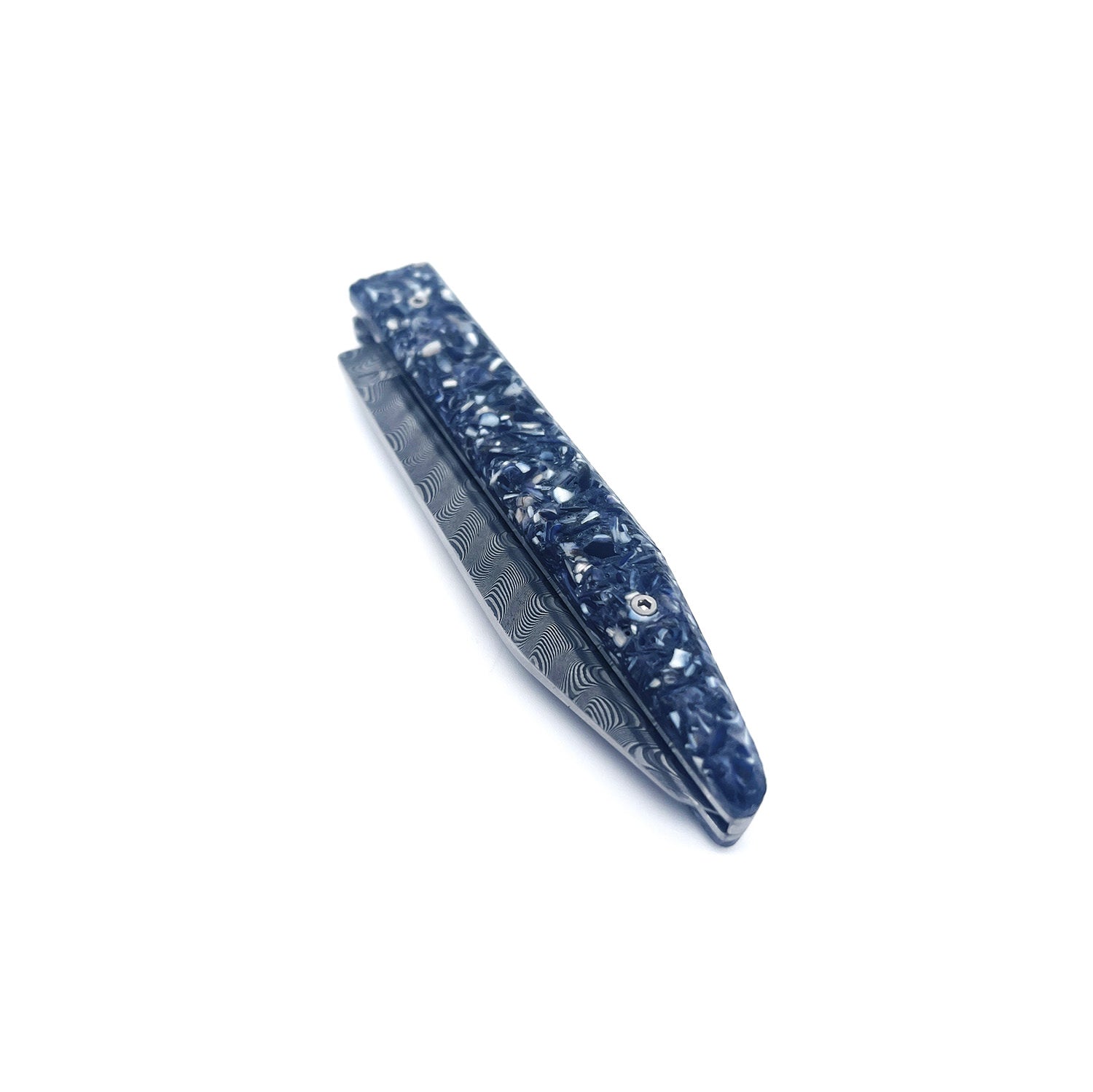 Couteau avec son manche en coquilles de moules recyclées et sa lame en Damas