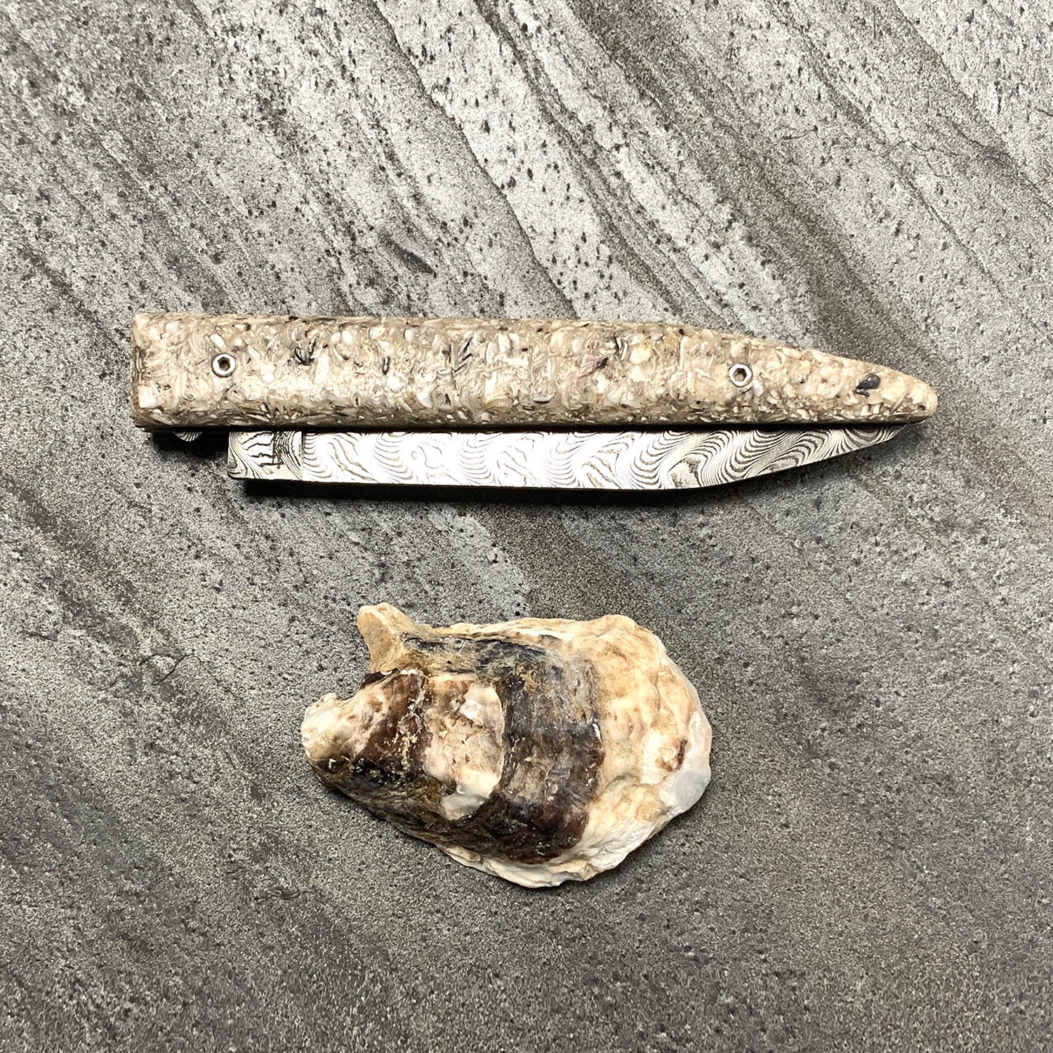 Couteau  avec son manches coquilles d'huîtres recyclées et sa lame en Damas