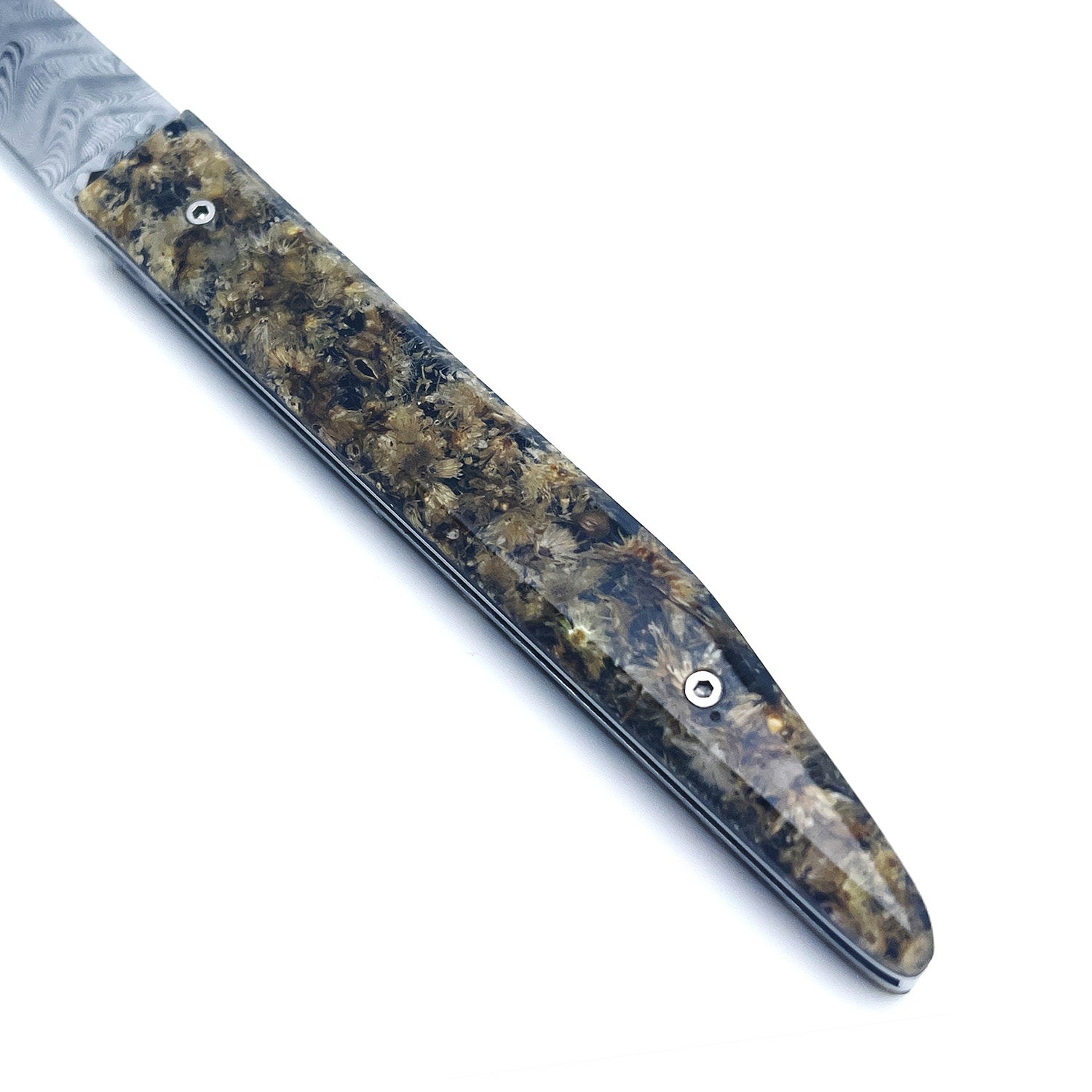 Couteau avec son manches en fleurs d'immortelles et sa lame en Damasteel