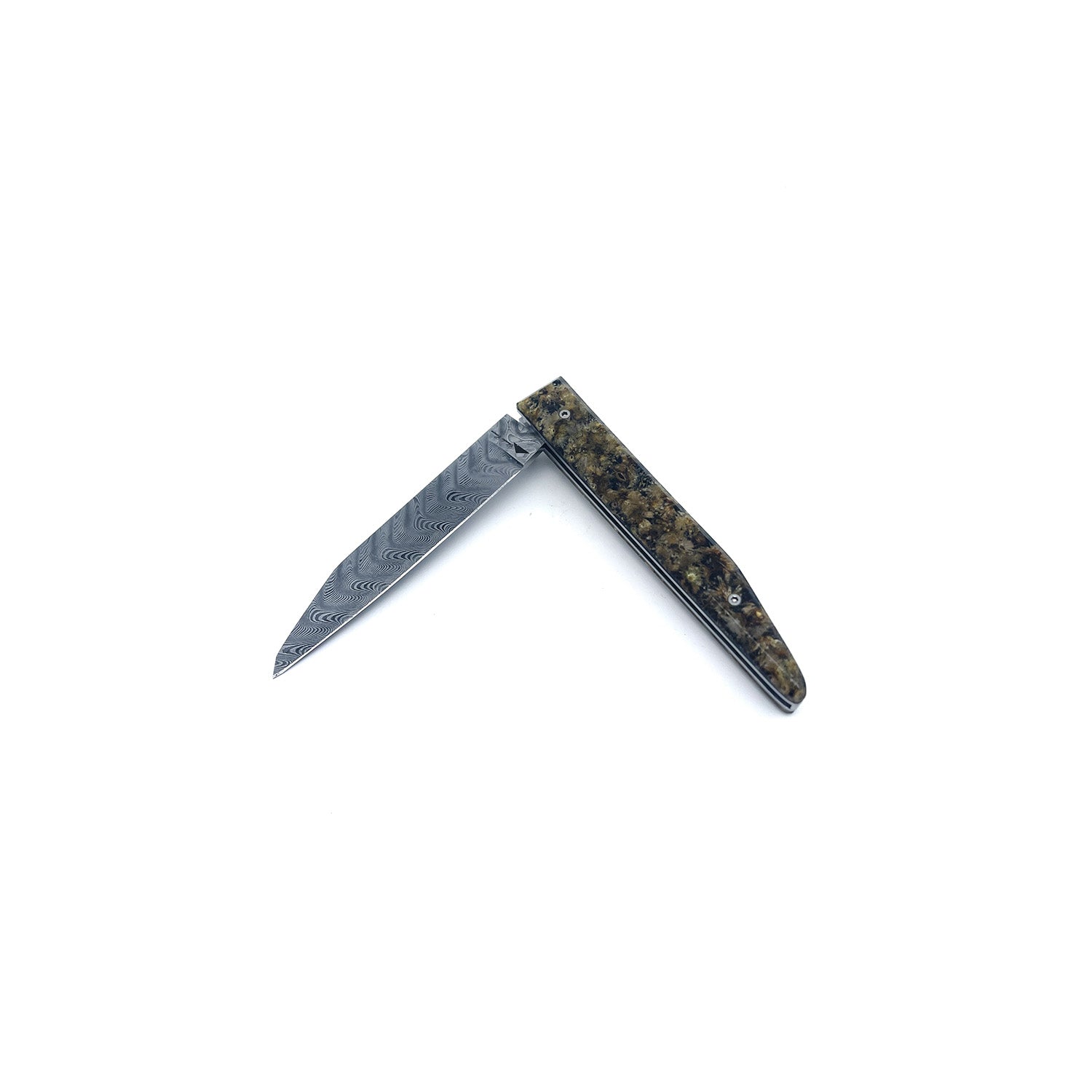 Knife with its handle made of immortelle flowers and its Damascus blade
