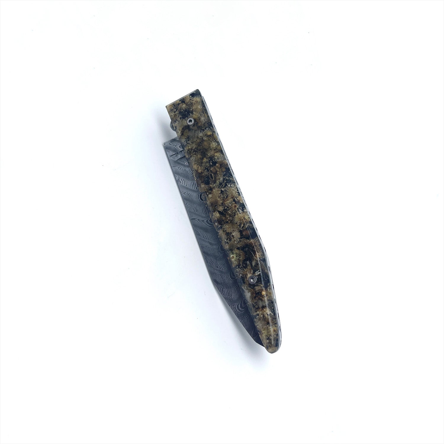 Knife with its handle made of immortelle flowers and its Damascus blade