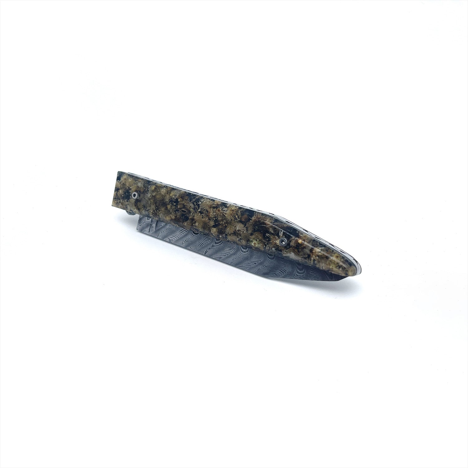 Knife with its handle made of immortelle flowers and its Damascus blade