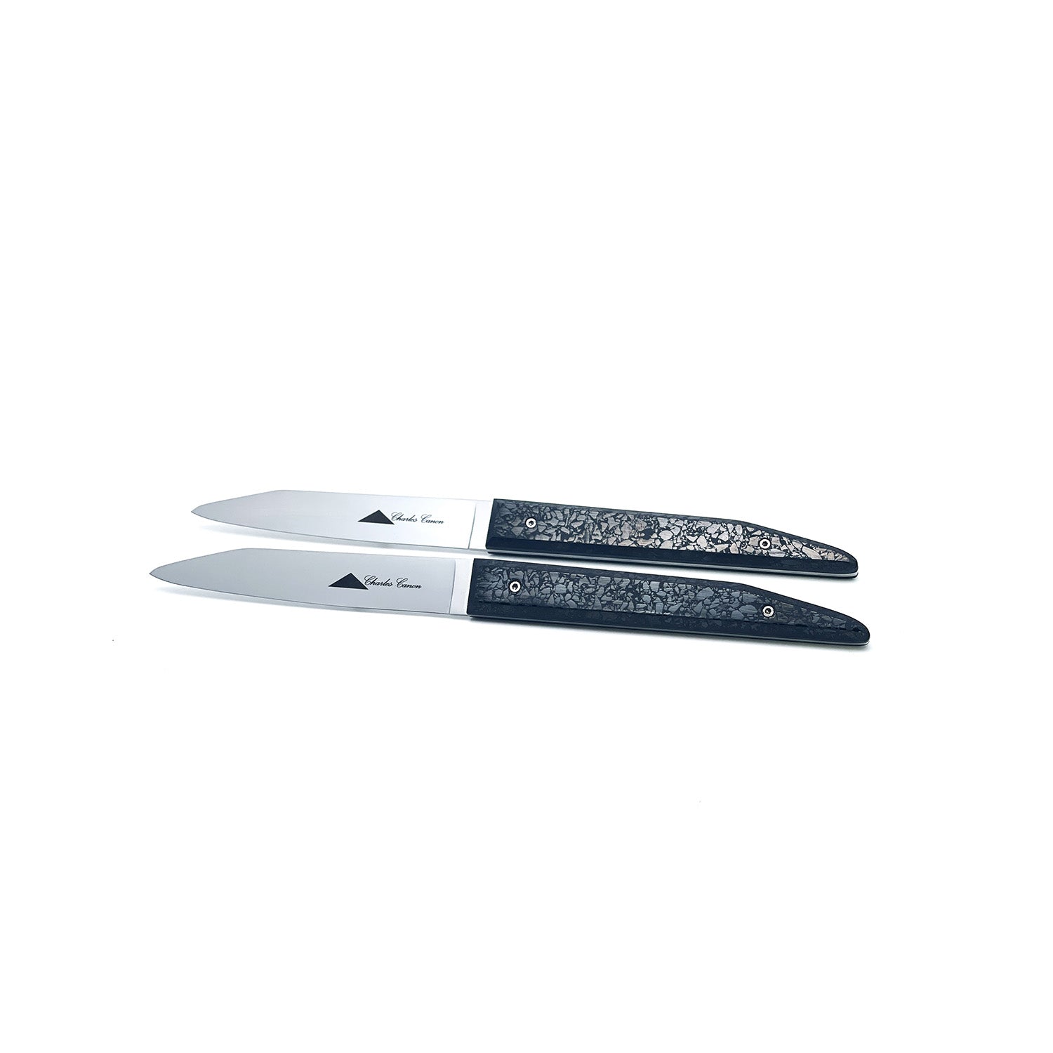 Coffret duo: 2 couteaux de table avec manche en charbon poli