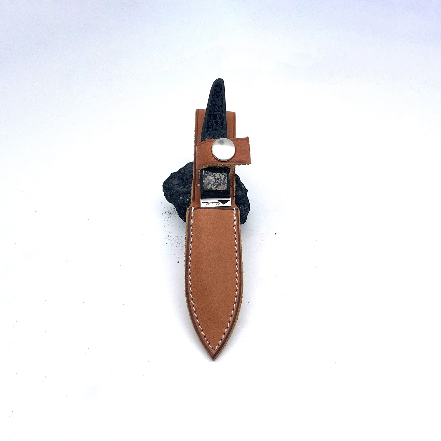 Petit couteau à huître avec un manche en charbon brut