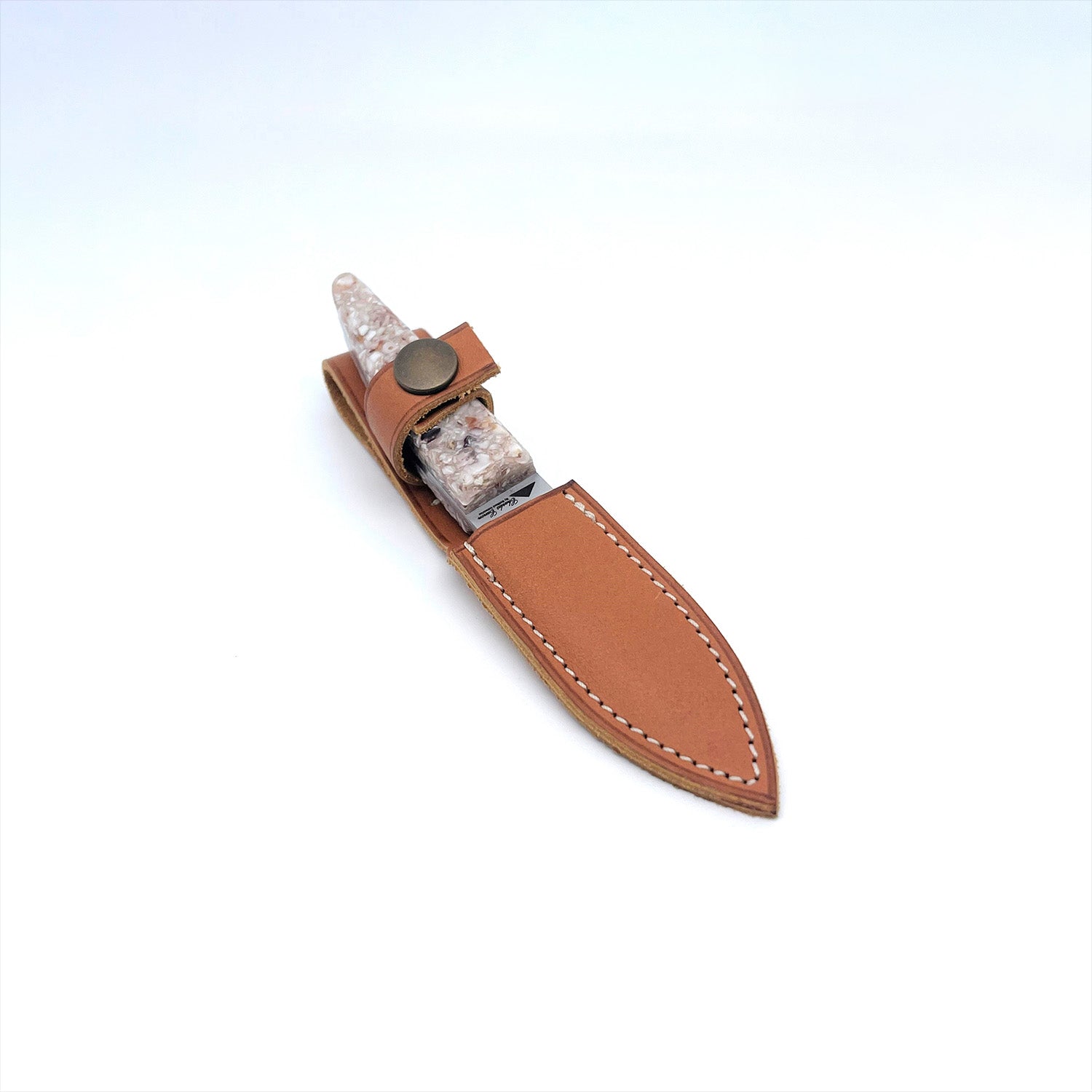 Petit couteau à huître avec un manche en coquilles Saint Jacques recyclées