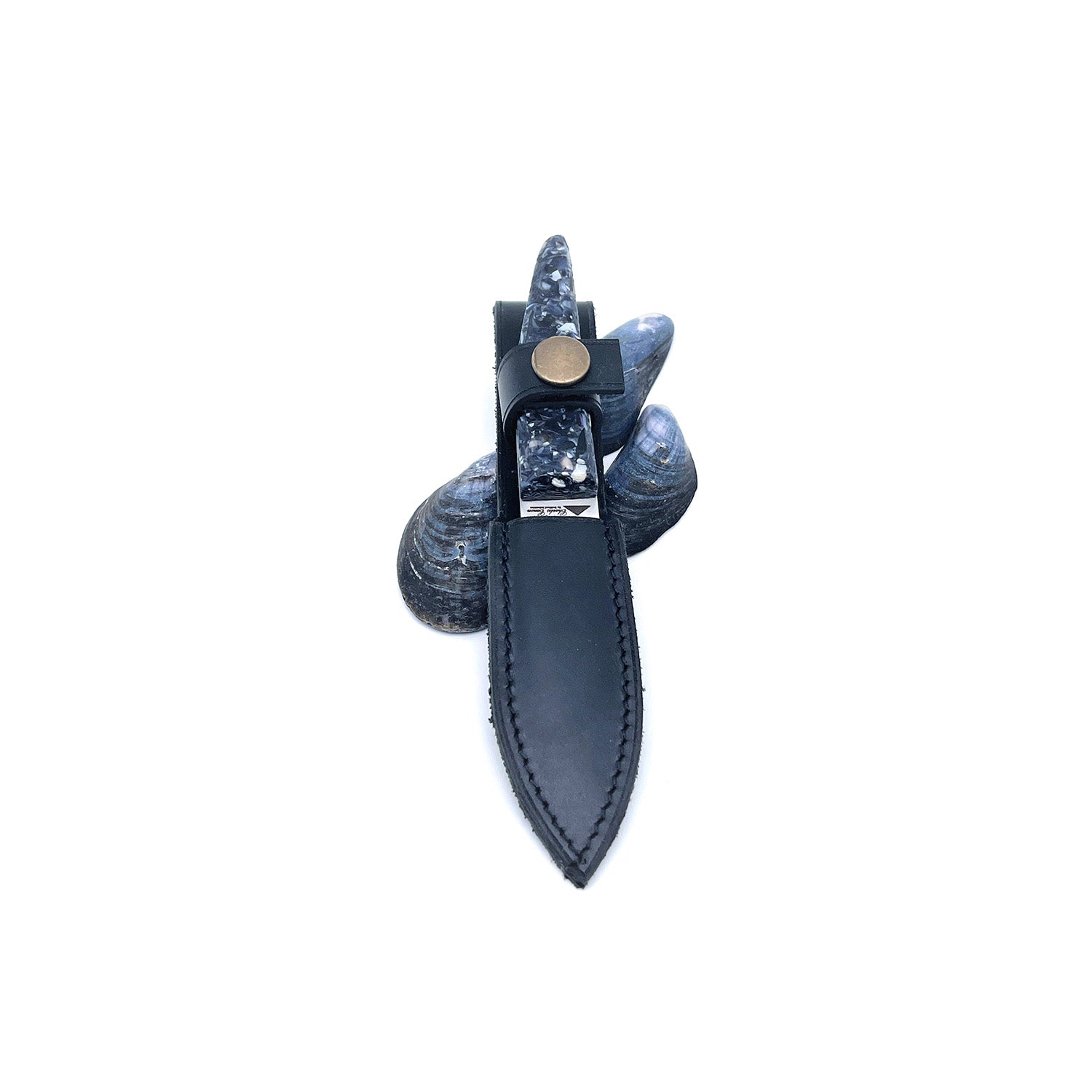 Small cutter with a handle made from recycled mussel shells