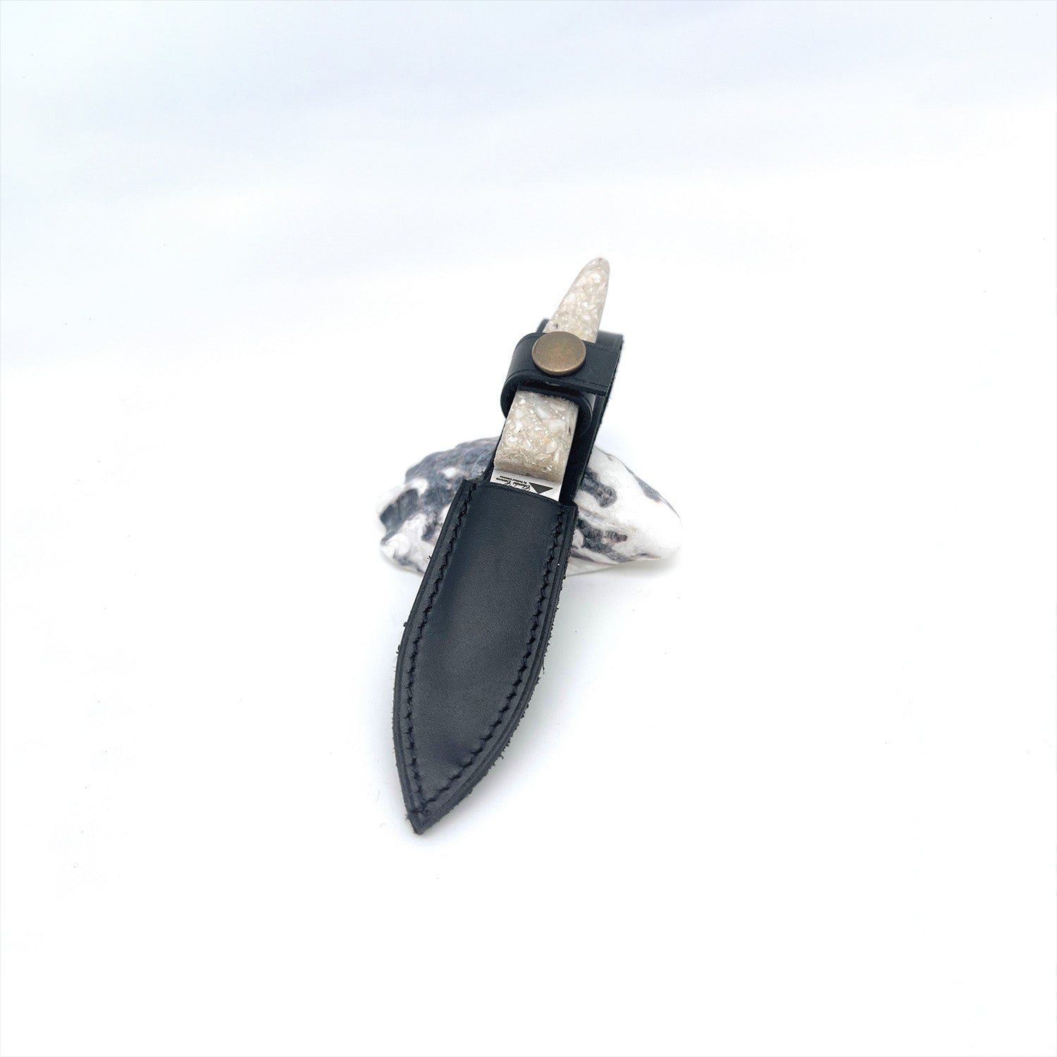 Petit couteau à huître avec un manche en mélange de coquilles d'huîtres et de moules