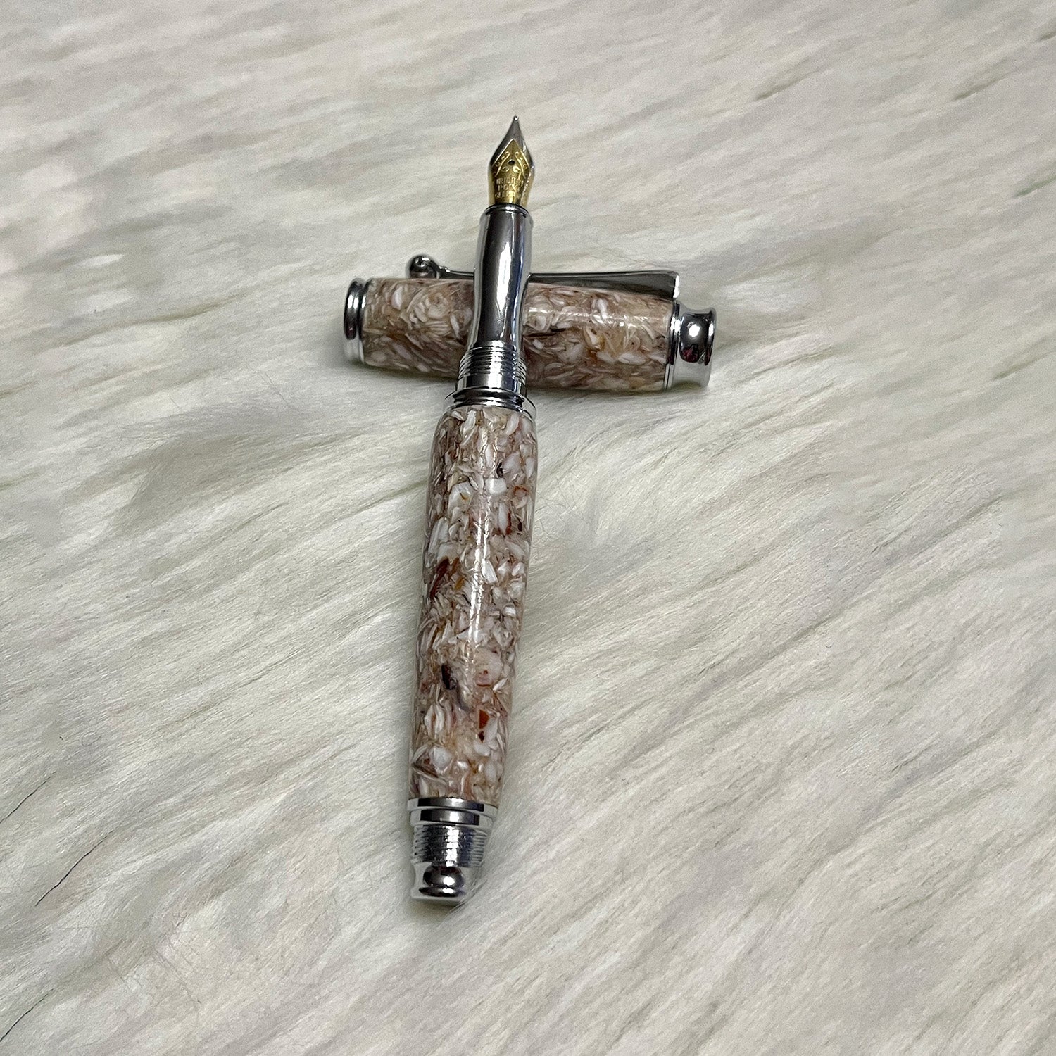 Stylo plume en coquille saint-Jacques