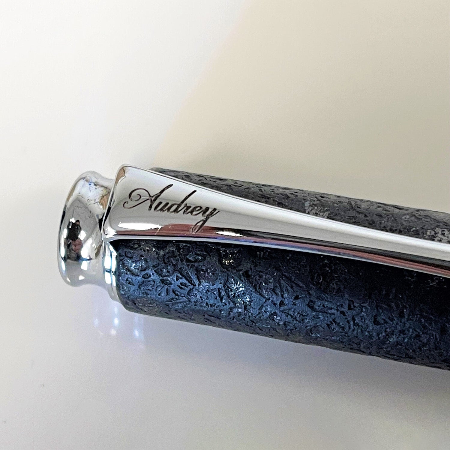 Stylo roller en charbon brut