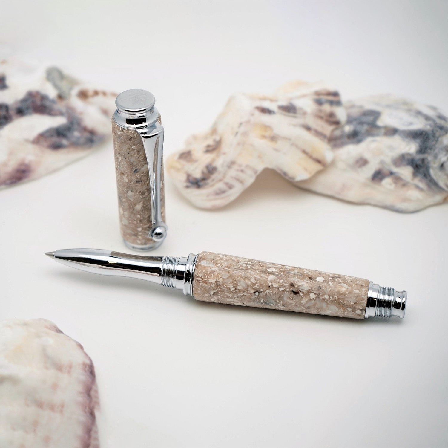 Stylo roller en coquilles d'huîtres