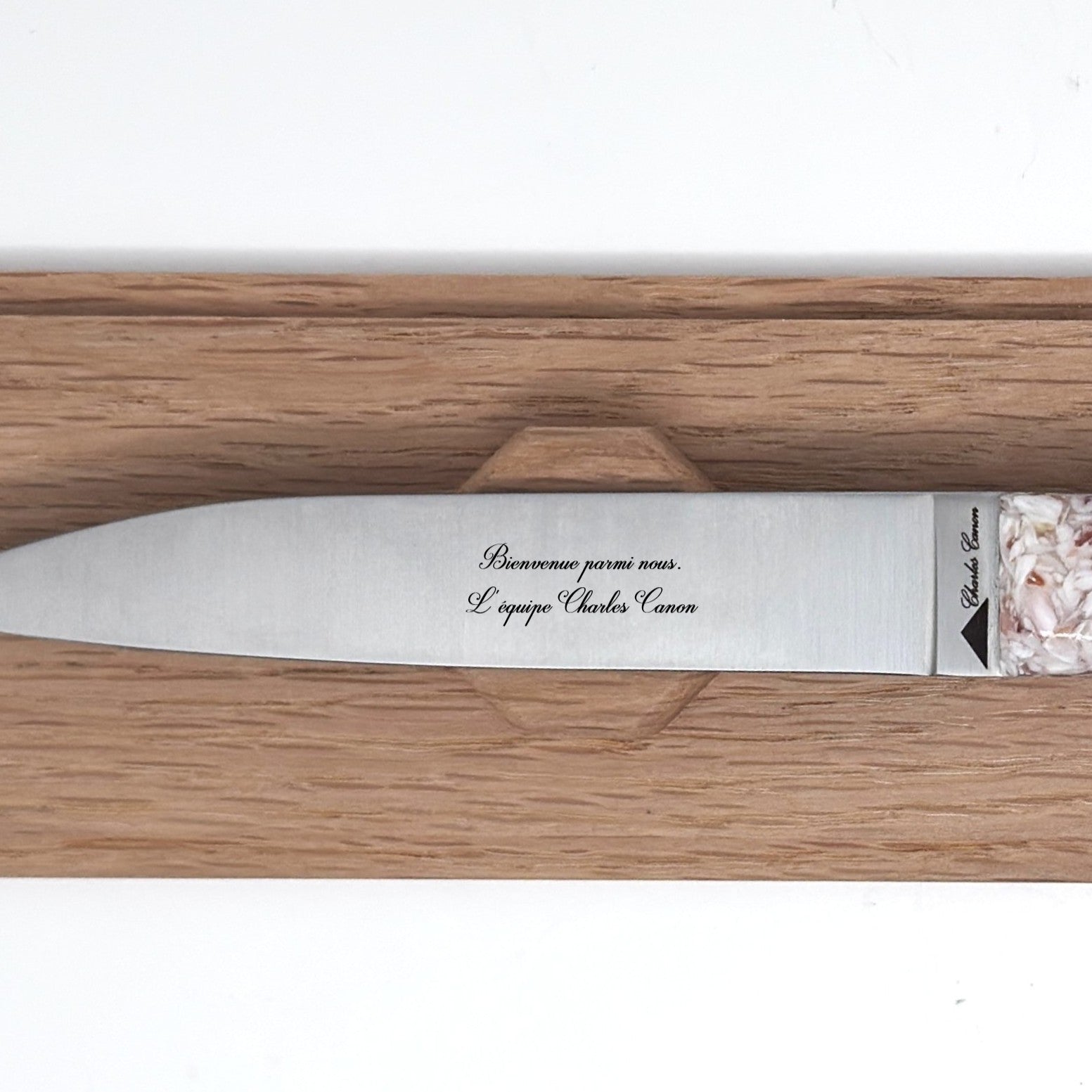 Butter knife with mussel shell handle