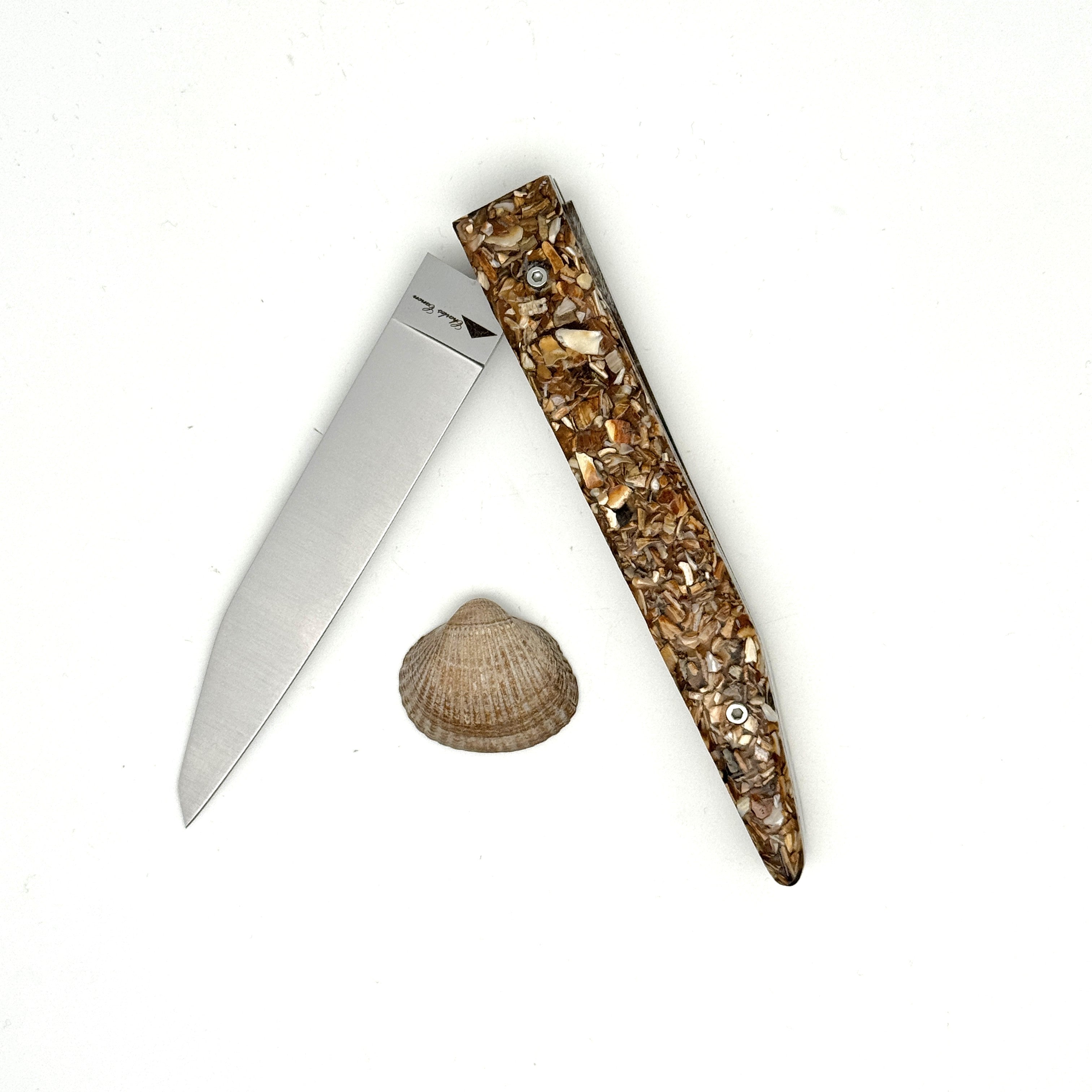 Couteau manche en coquilles de coques brunes