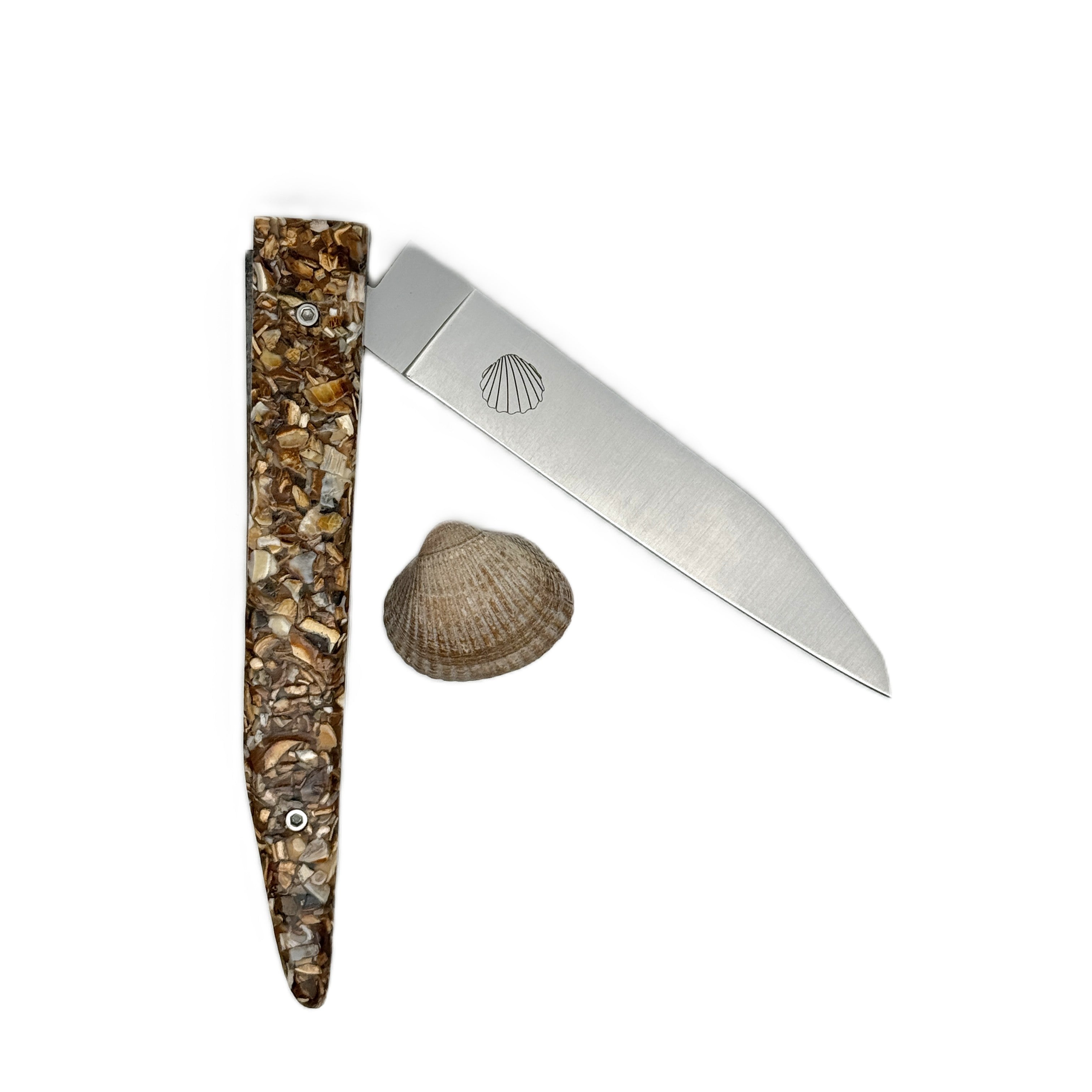 Couteau manche en coquilles de coques brunes