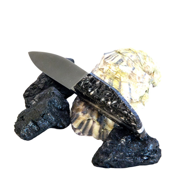 Petit couteau à huître avec un manche en mélange de coquilles d'huîtres et de charbon