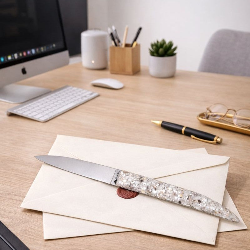 Butter knife with mussel shell handle