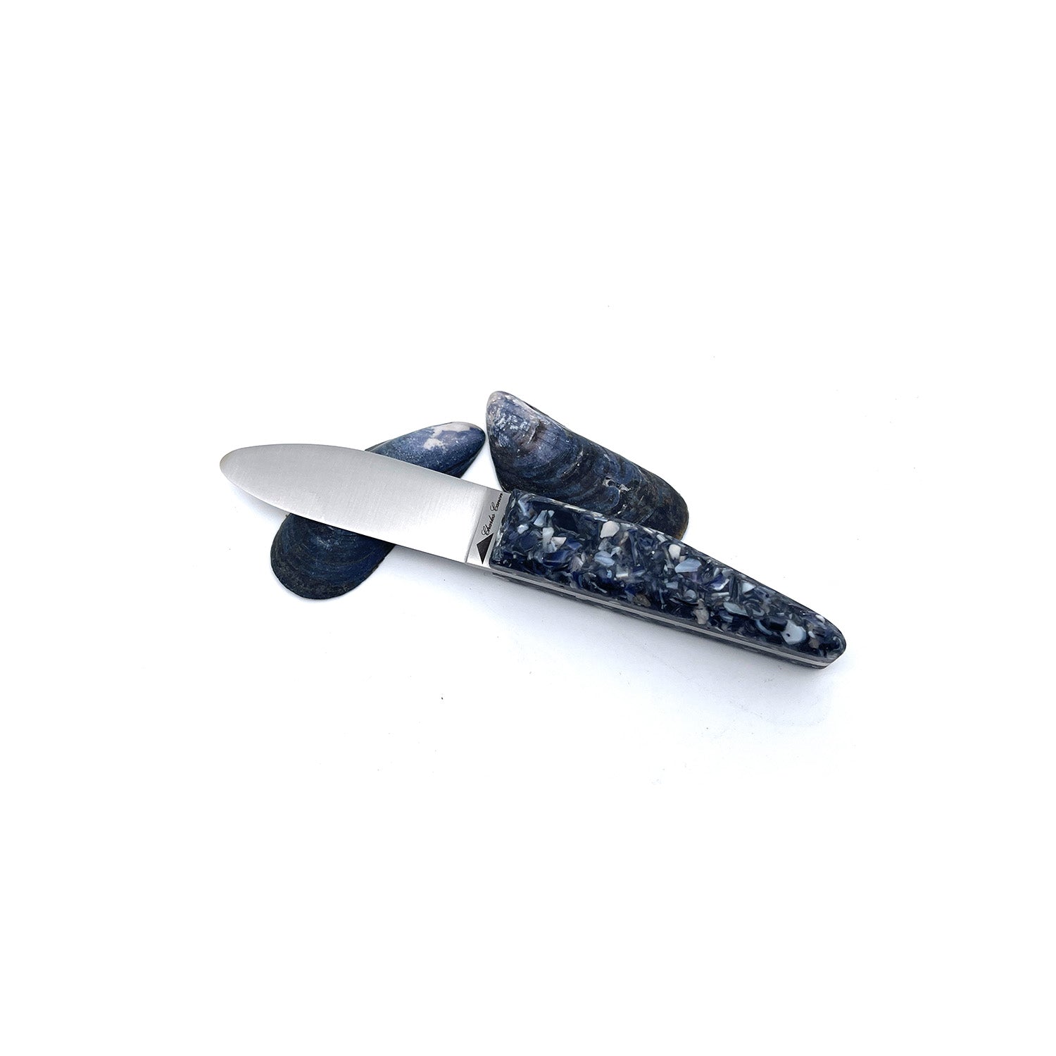 Children's knife with a handle made from recycled mussel shells